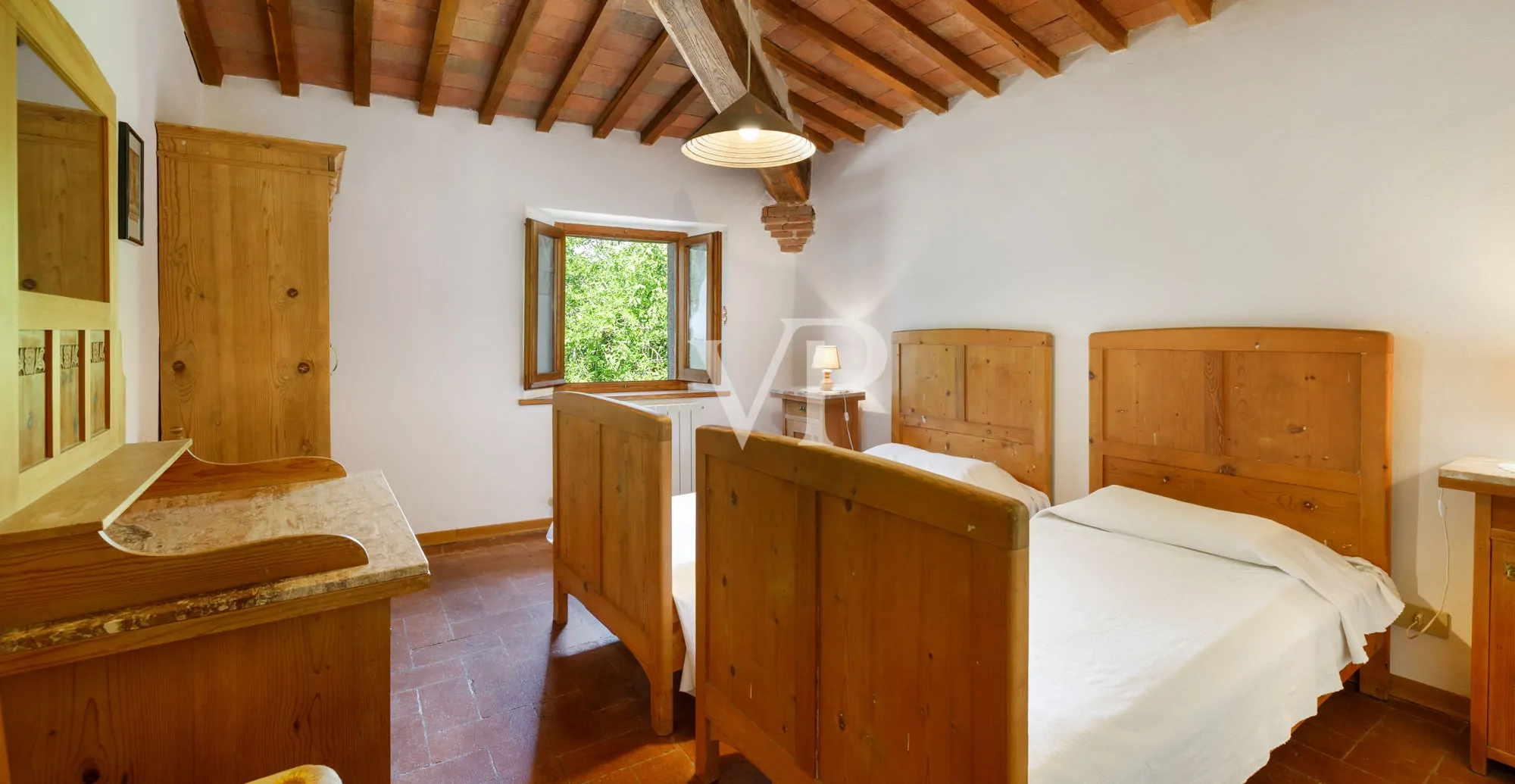 Chianti: historisches Anwesen mit freistehender Villa und zwei Nebengebäuden inmitten toskanischer Hügel