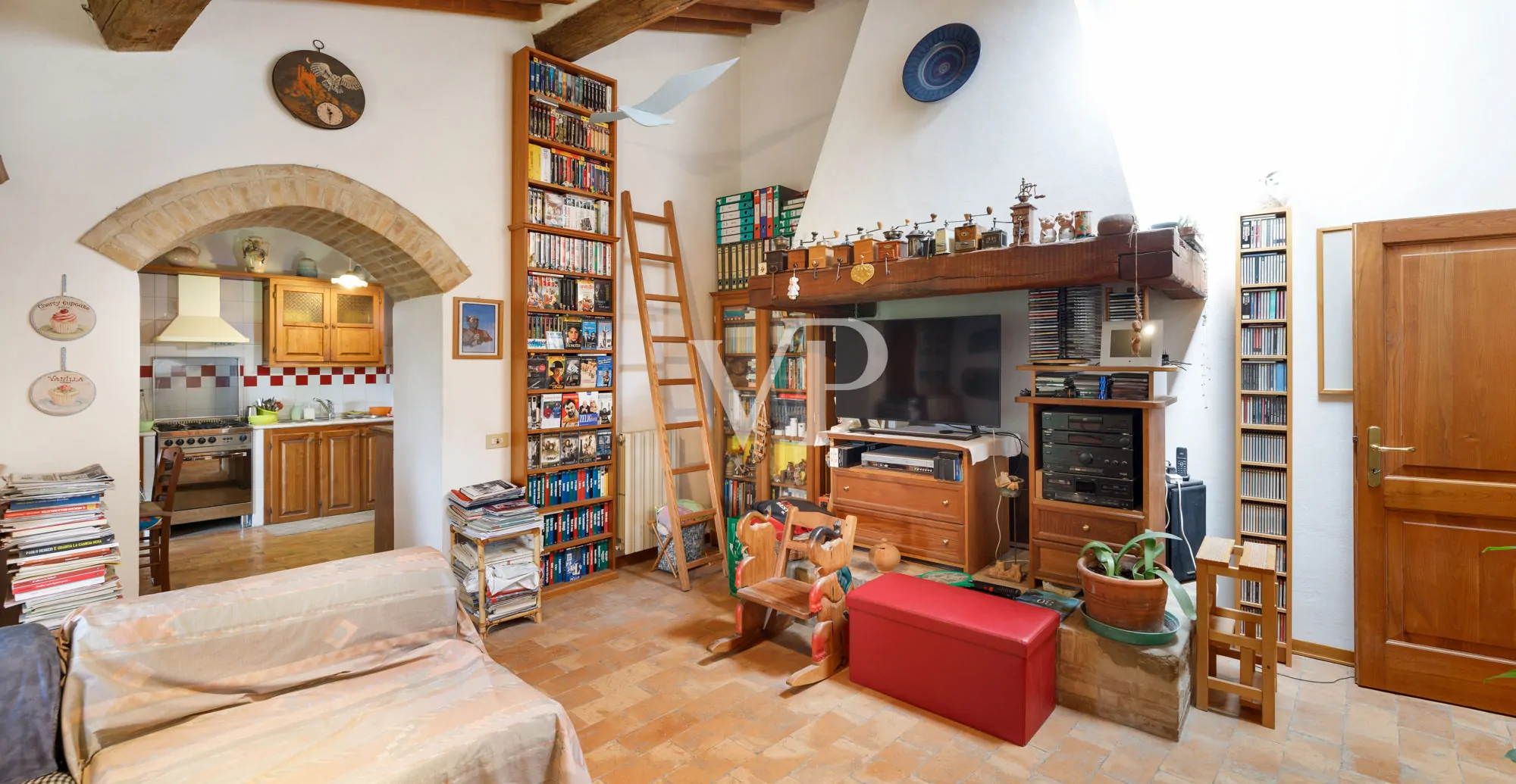 Chianti: historisches Anwesen mit freistehender Villa und zwei Nebengebäuden inmitten toskanischer Hügel