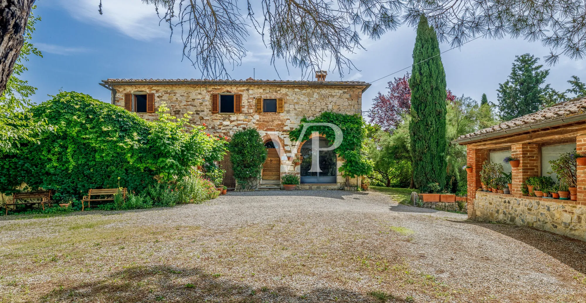 Chianti: historisches Anwesen mit freistehender Villa und zwei Nebengebäuden inmitten toskanischer Hügel