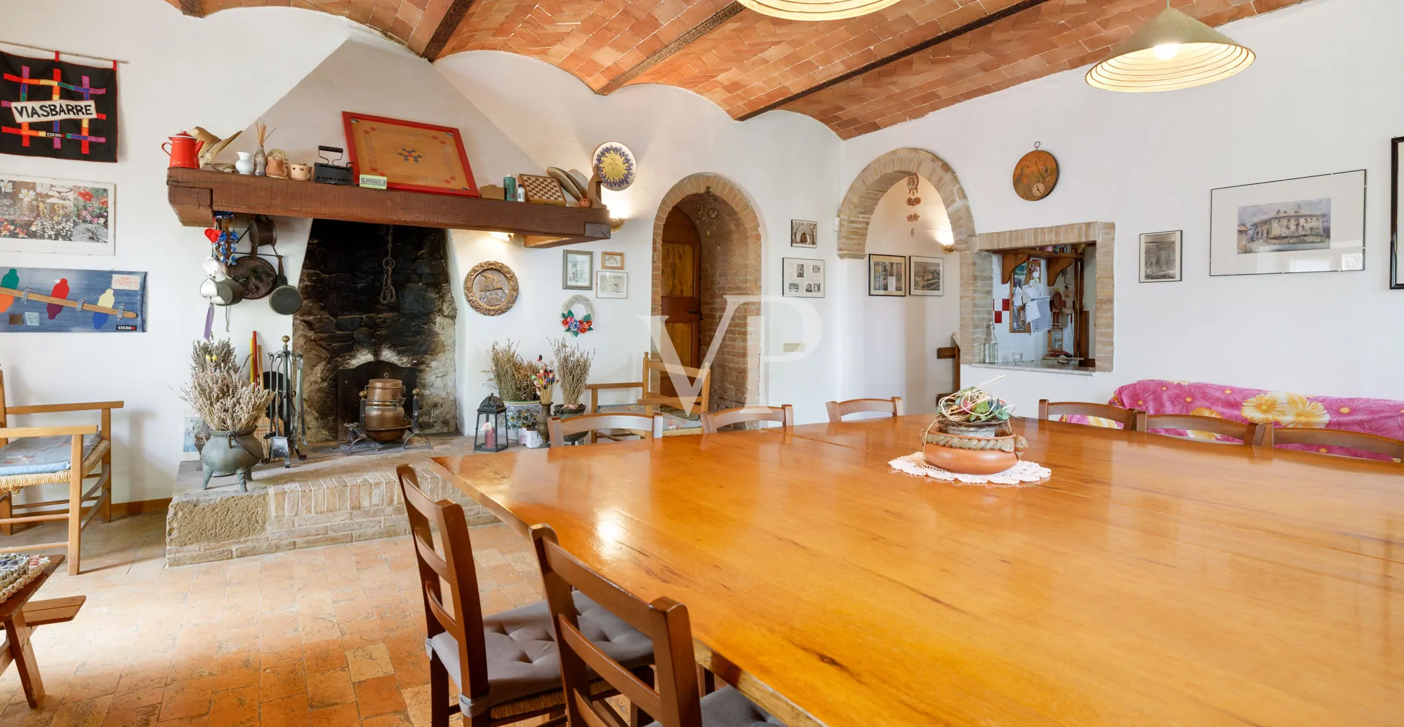 Chianti: historisches Anwesen mit freistehender Villa und zwei Nebengebäuden inmitten toskanischer Hügel