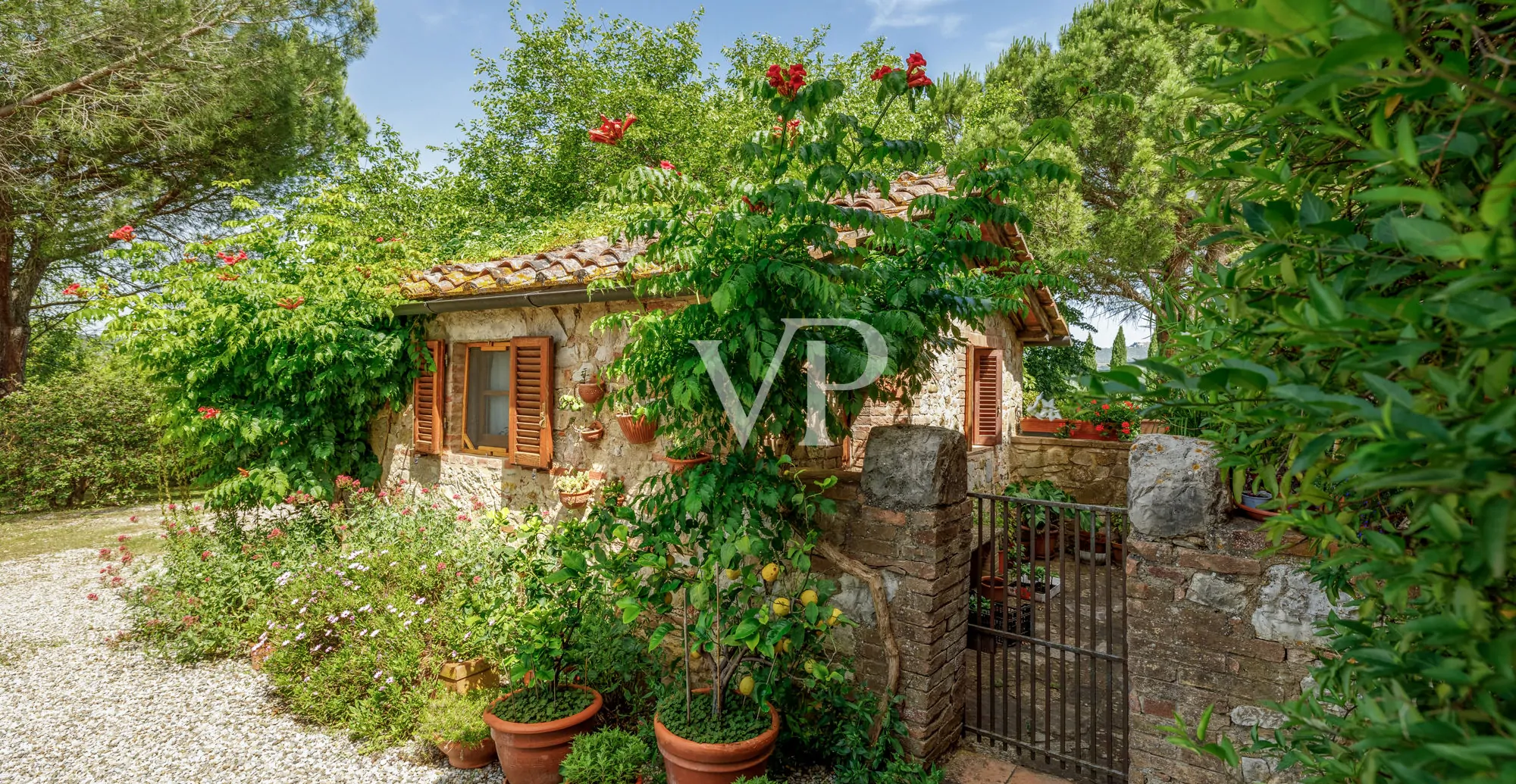 Chianti: historisches Anwesen mit freistehender Villa und zwei Nebengebäuden inmitten toskanischer Hügel