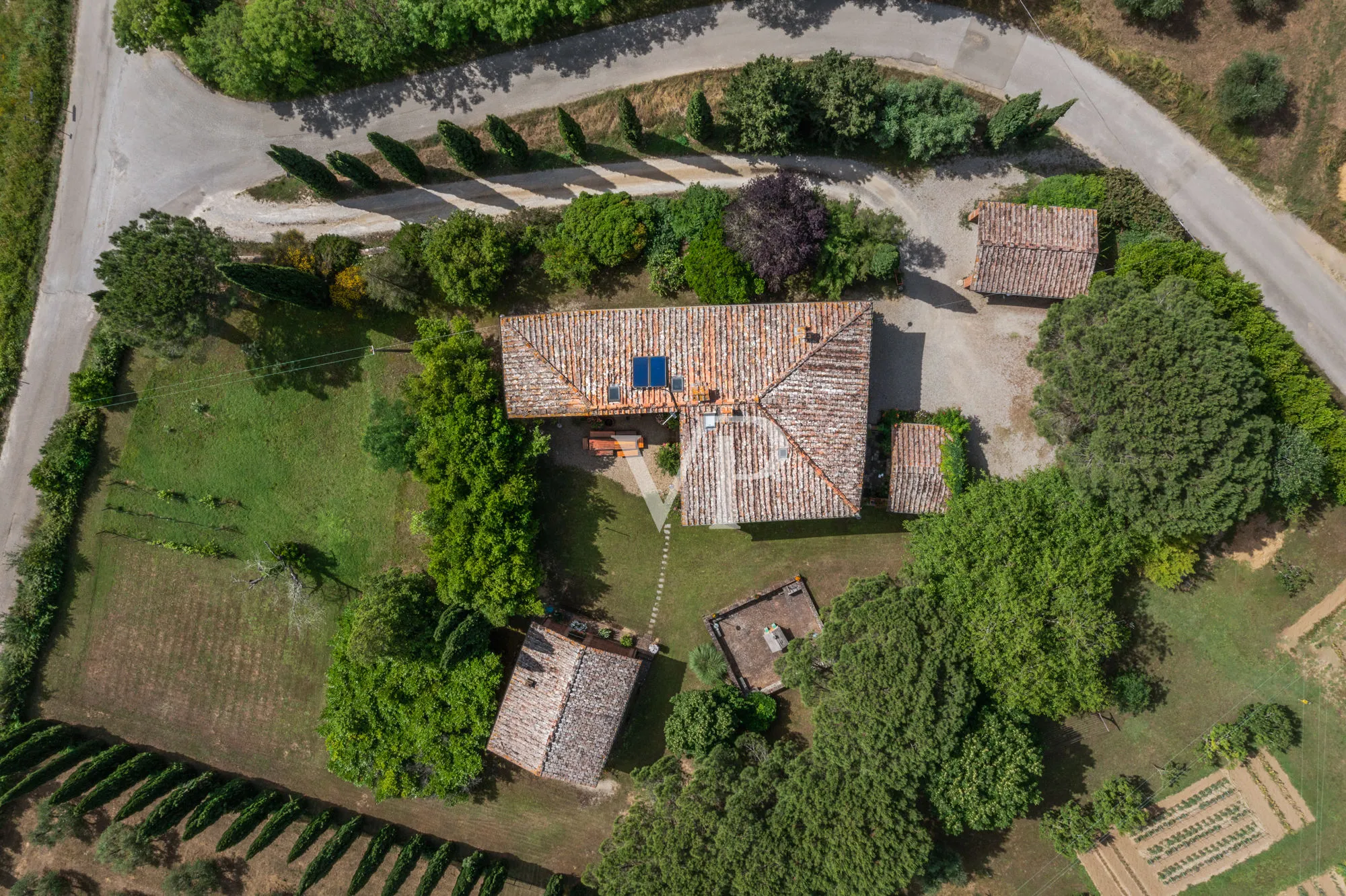 Chianti, Tuscany: magnificent historic estate with independent villa and two outbuildings surrounded by greenery