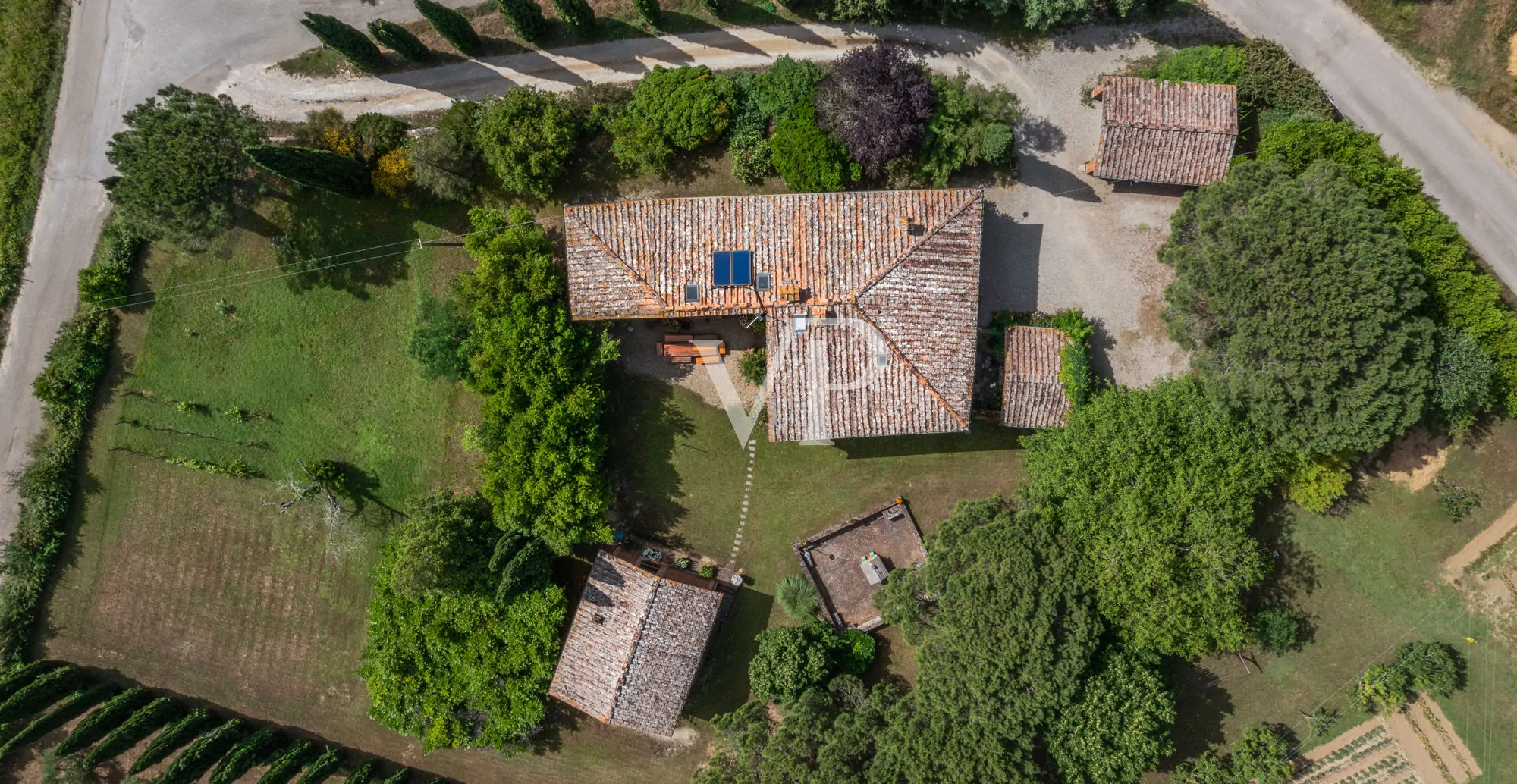 Chianti: historisches Anwesen mit freistehender Villa und zwei Nebengebäuden inmitten toskanischer Hügel