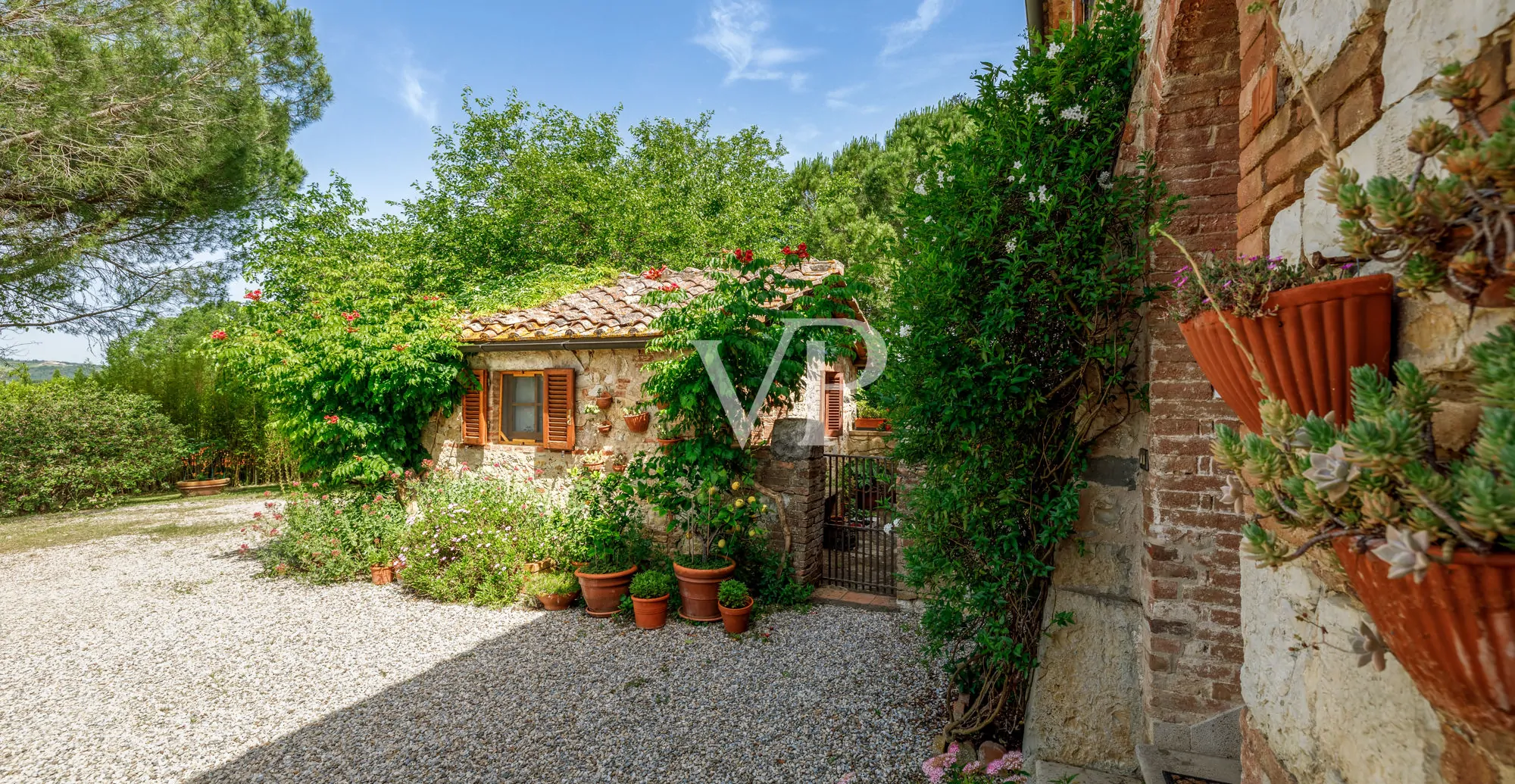 Chianti: historisches Anwesen mit freistehender Villa und zwei Nebengebäuden inmitten toskanischer Hügel