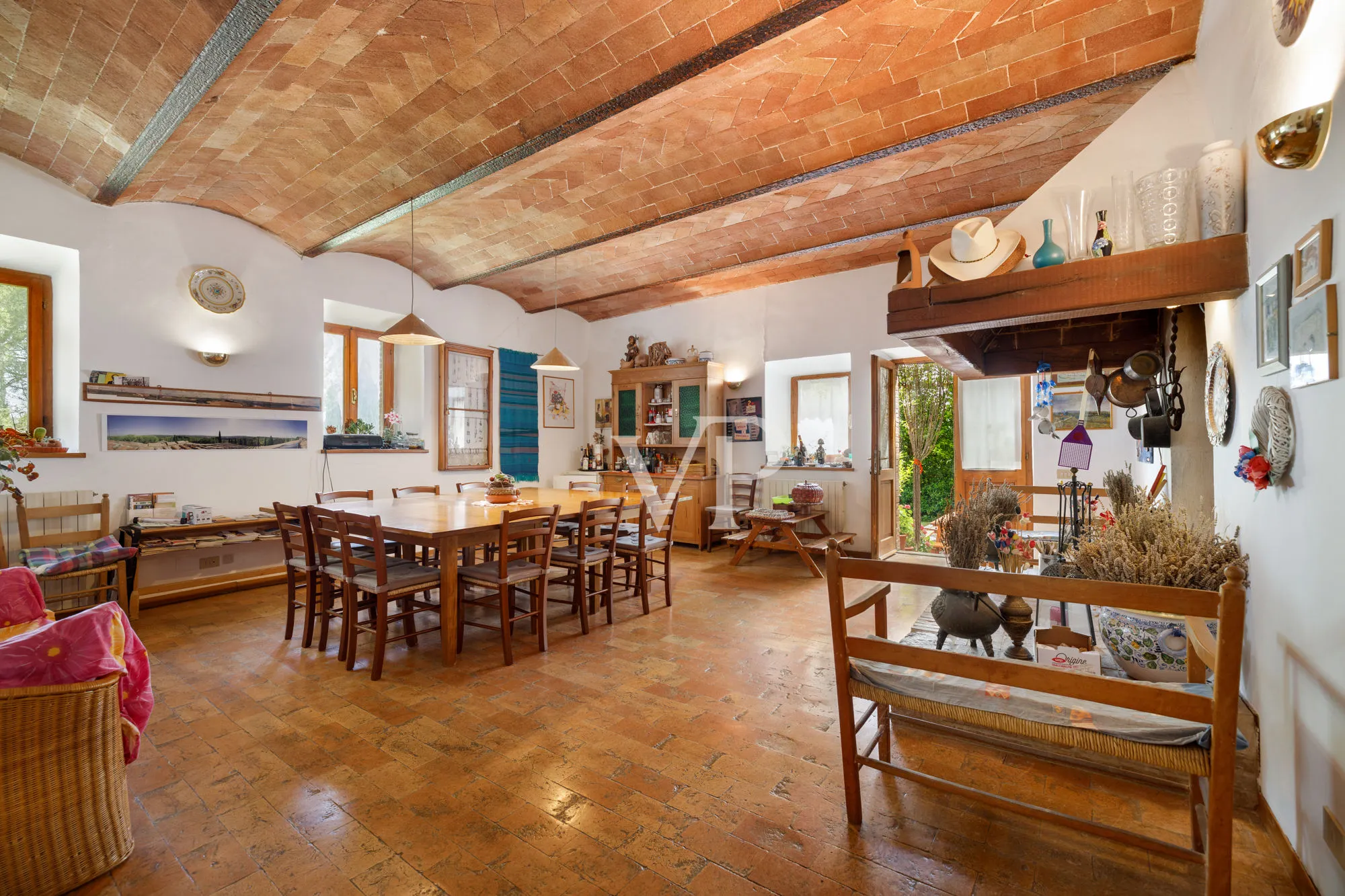 Chianti, Tuscany: magnificent historic estate with independent villa and two outbuildings surrounded by greenery