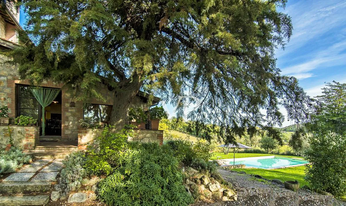 Tuscany: Charming historic farmhouse from the Leopold era entirely renovated to new