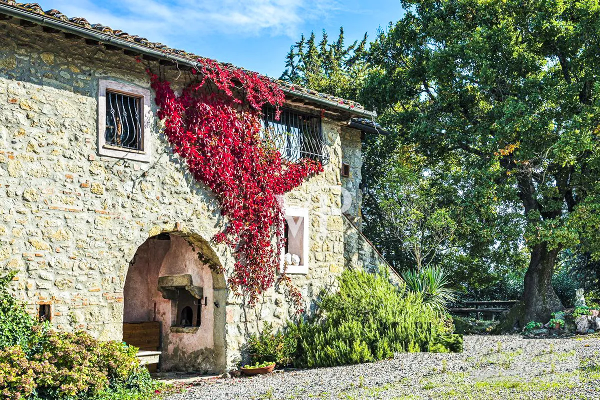 Tuscany: Charming historic farmhouse from the Leopold era entirely renovated to new