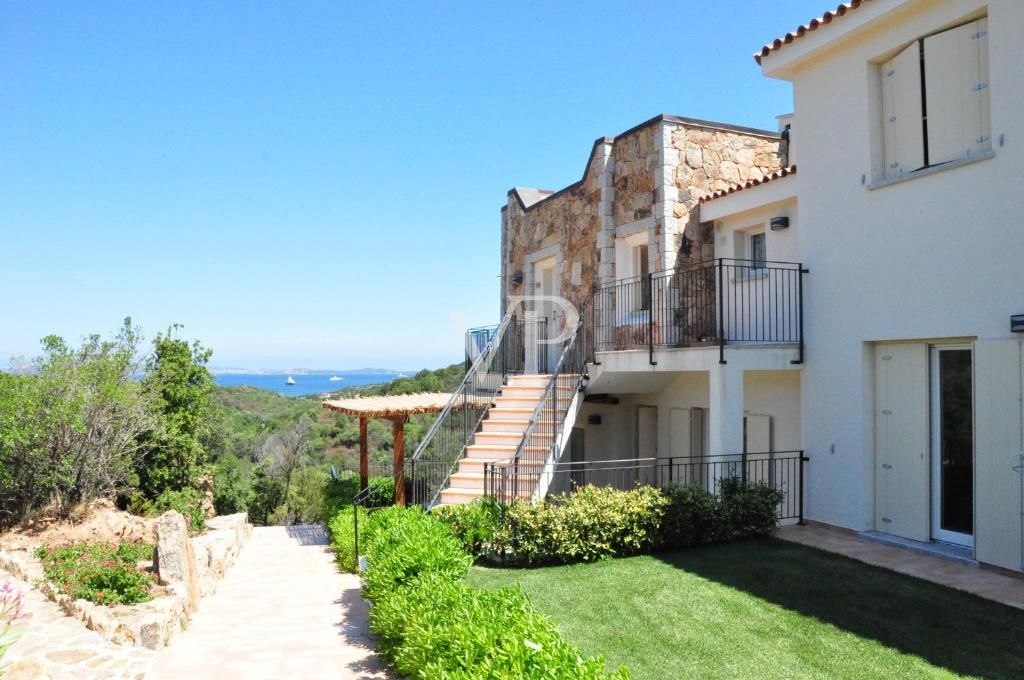 Exquisite three- and four-bedroom apartments in the picturesque surroundings of Baja Sardinia