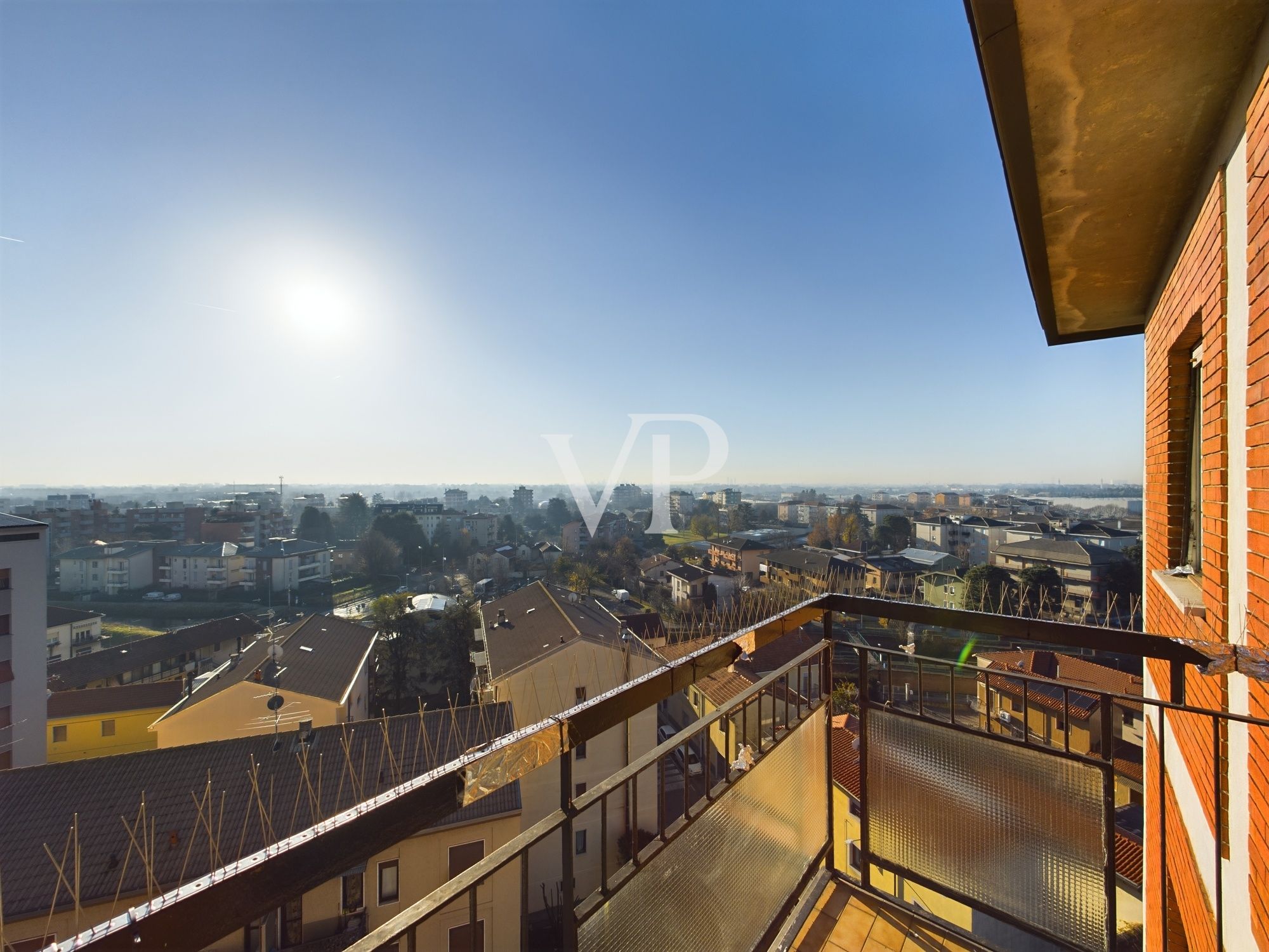 Geräumige und helle Vier-Zimmer-Wohnung im letzten Stockwerk in Nova Milanese