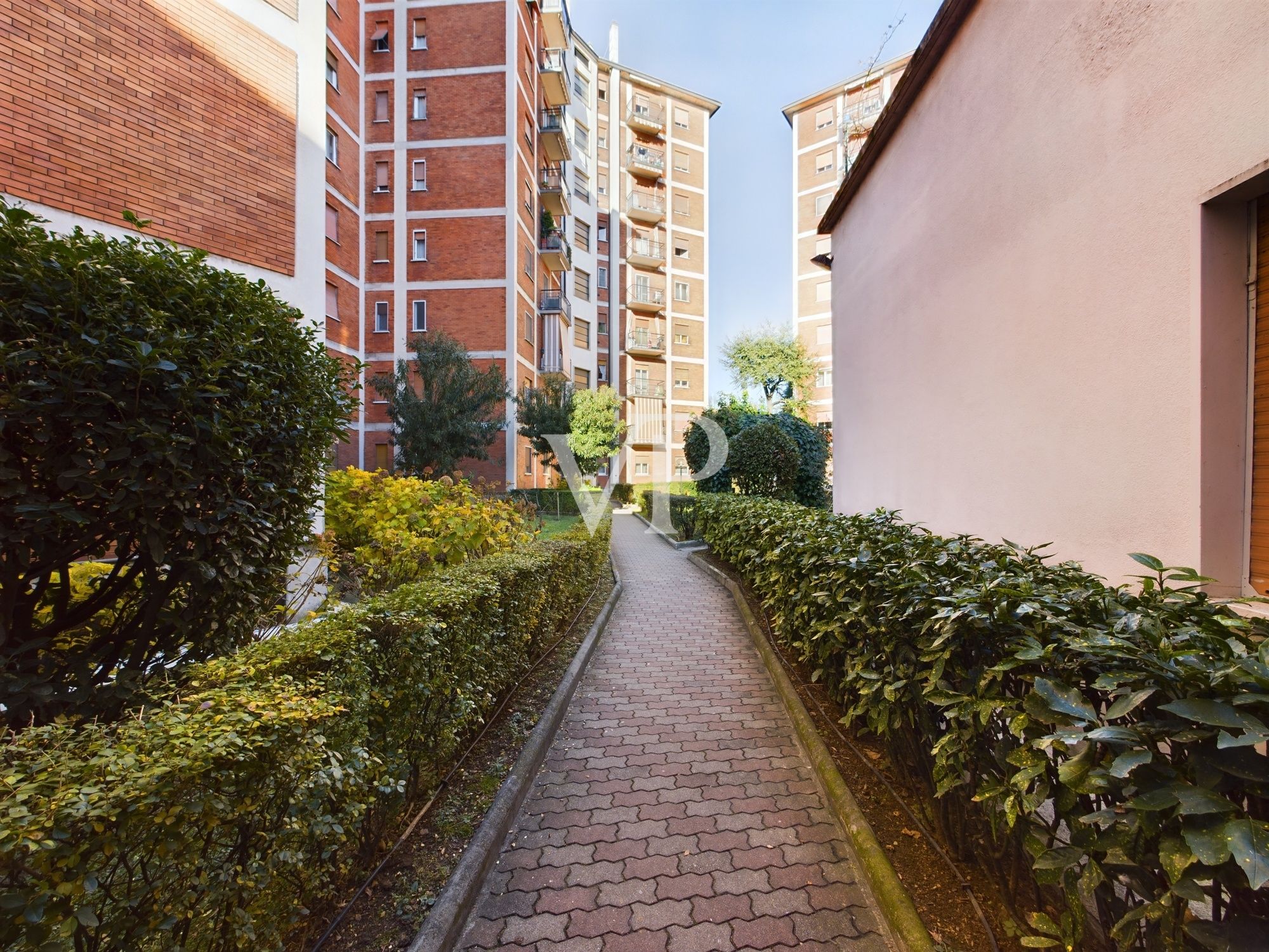 Geräumige und helle Vier-Zimmer-Wohnung im letzten Stockwerk in Nova Milanese