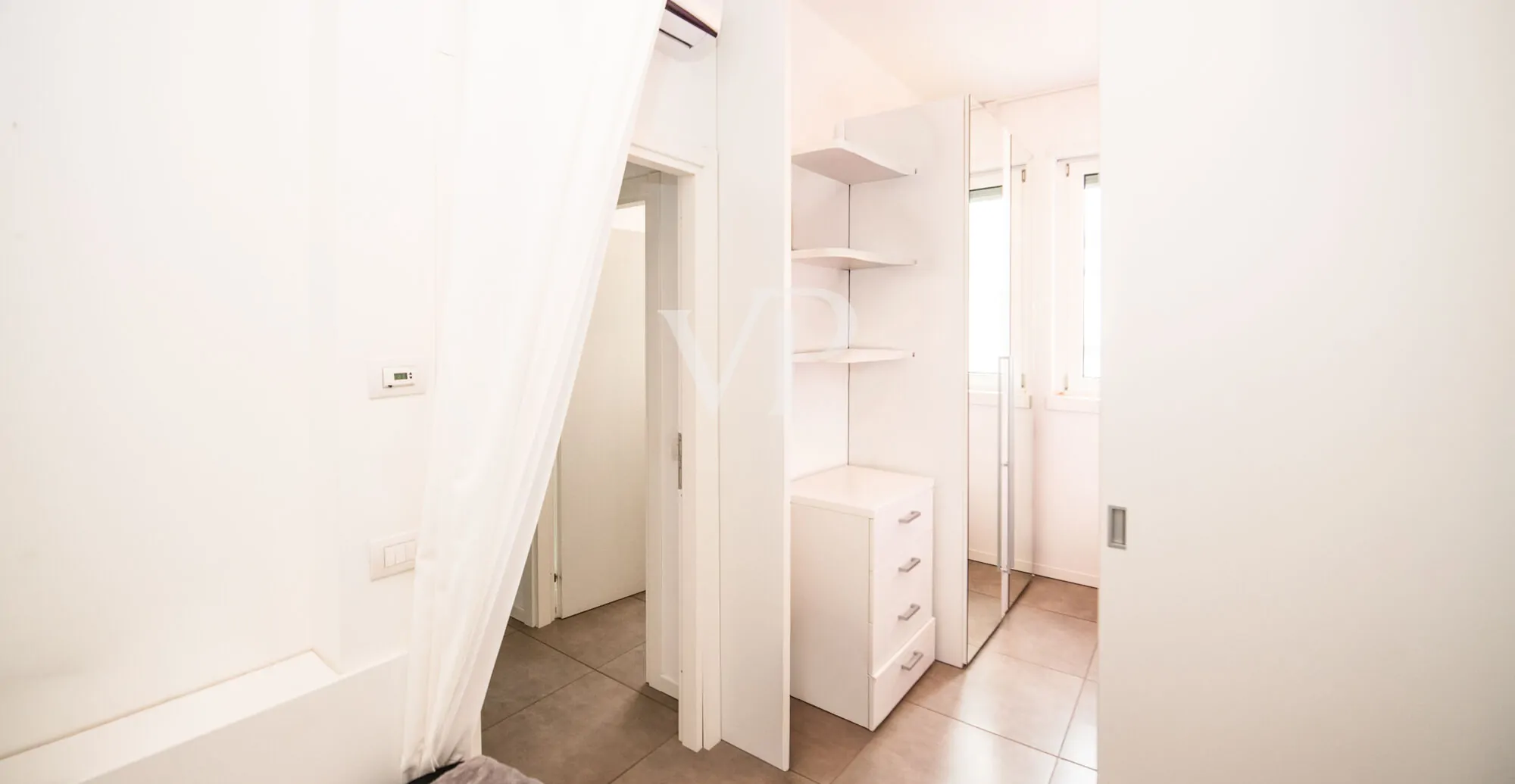 Geräumige Ein-Zimmer-Wohnung im Obergeschoss mit Balkon, Loggia und Garage