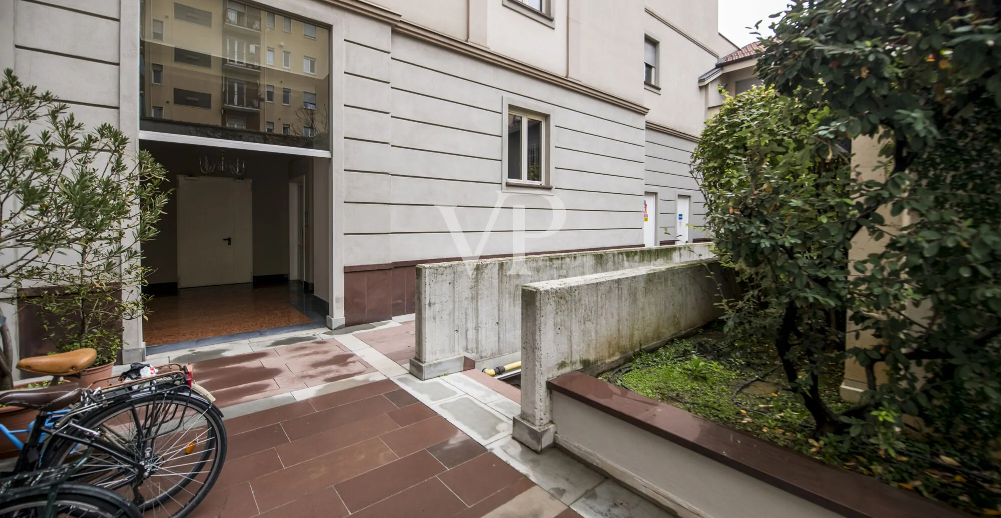 Geräumige Ein-Zimmer-Wohnung im Obergeschoss mit Balkon, Loggia und Garage