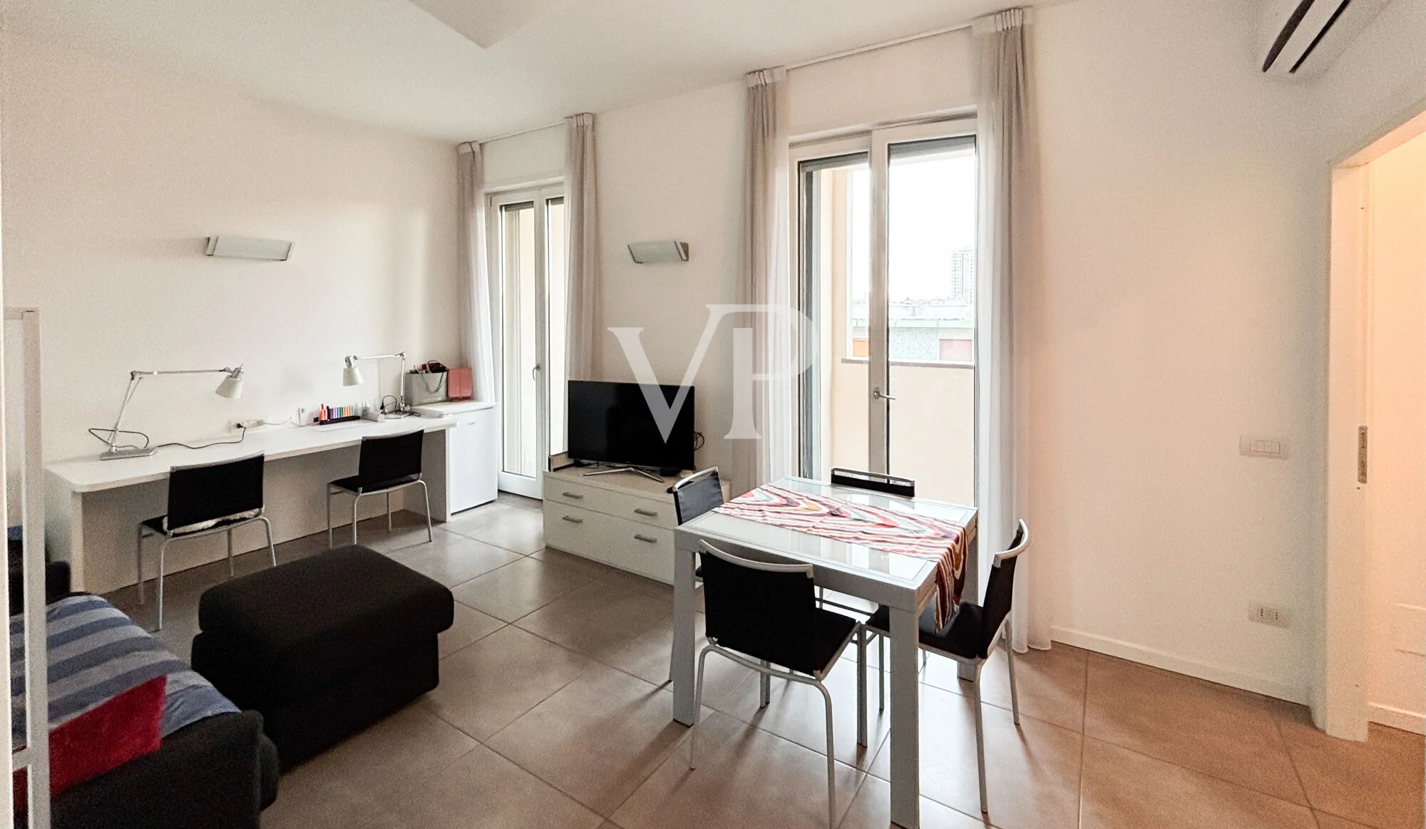 Geräumige Ein-Zimmer-Wohnung im Obergeschoss mit Balkon, Loggia und Garage