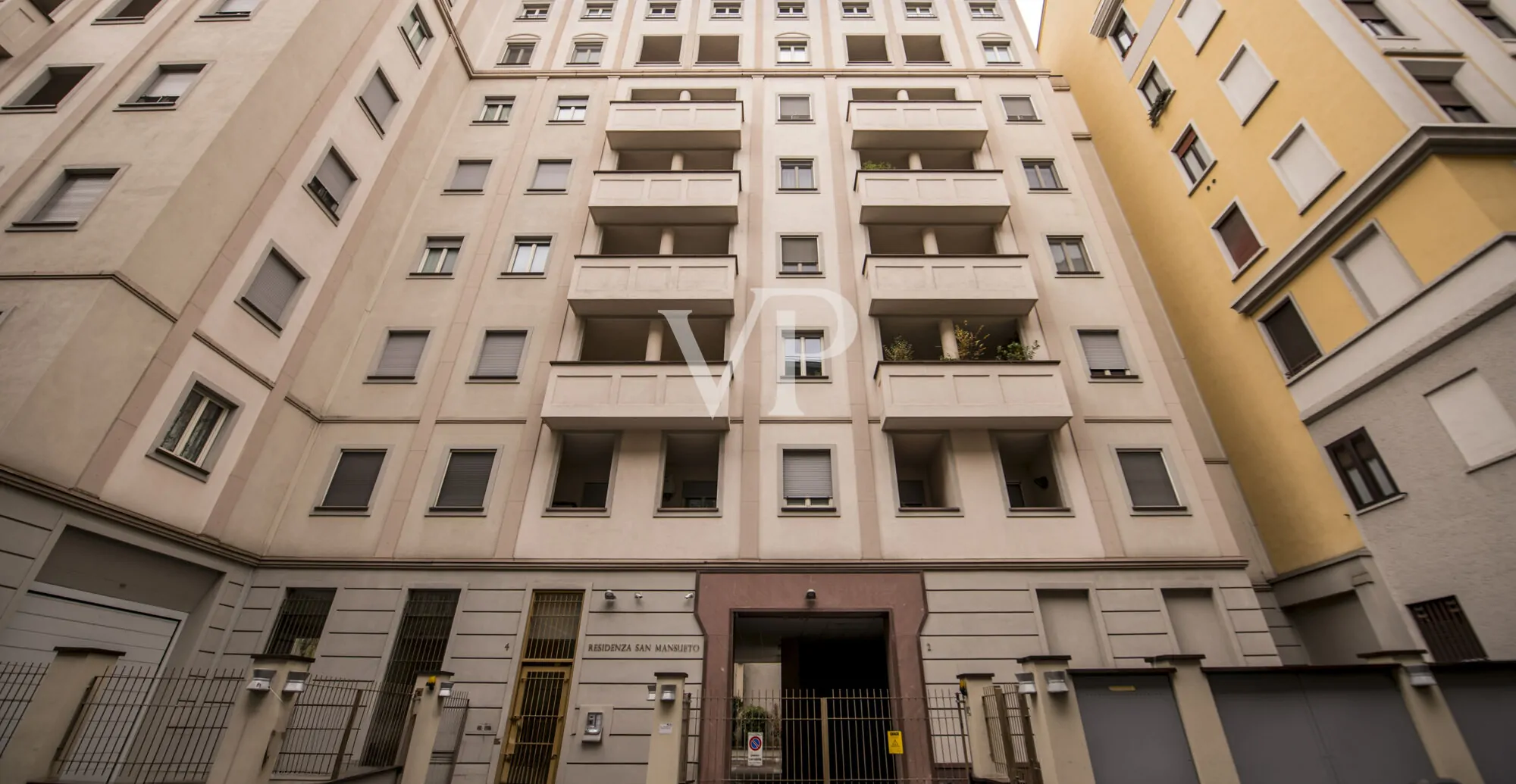 Geräumige Ein-Zimmer-Wohnung im Obergeschoss mit Balkon, Loggia und Garage