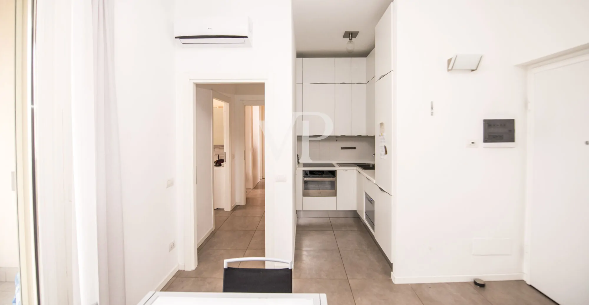 Geräumige Ein-Zimmer-Wohnung im Obergeschoss mit Balkon, Loggia und Garage