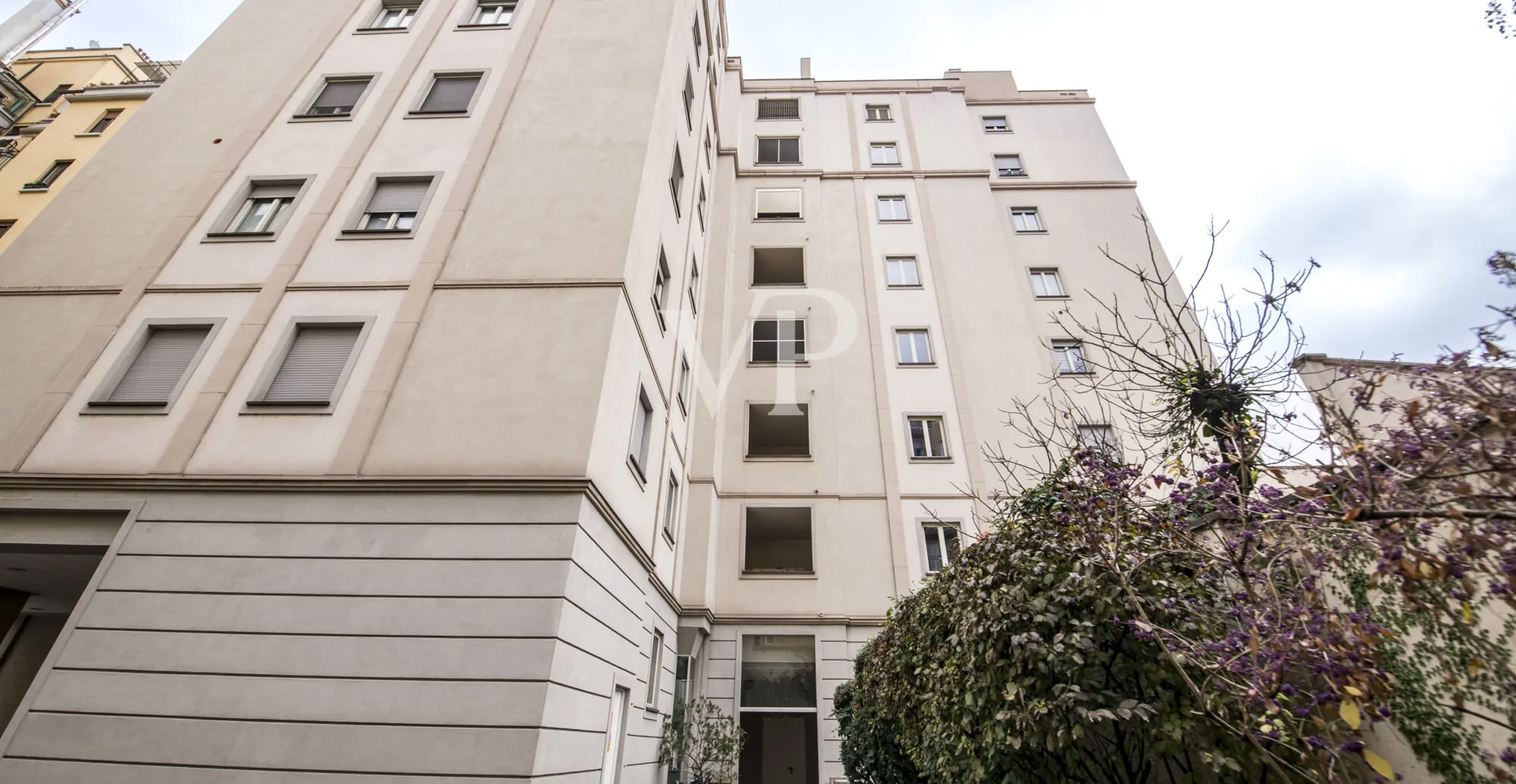 Geräumige Ein-Zimmer-Wohnung im Obergeschoss mit Balkon, Loggia und Garage