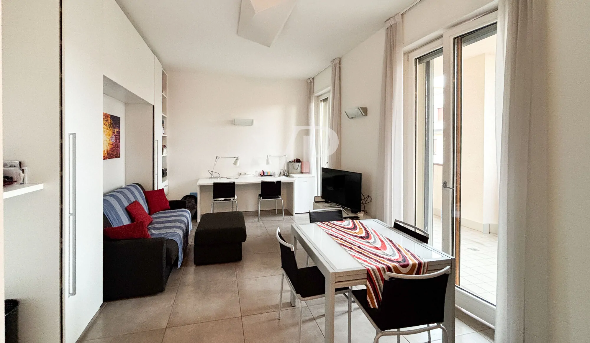 Geräumige Ein-Zimmer-Wohnung im Obergeschoss mit Balkon, Loggia und Garage
