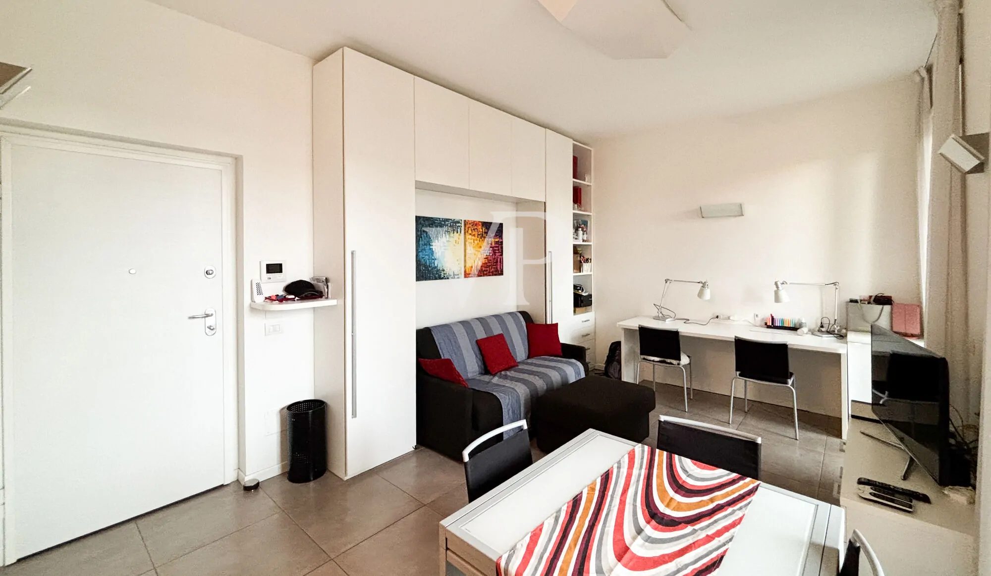 Geräumige Ein-Zimmer-Wohnung im Obergeschoss mit Balkon, Loggia und Garage