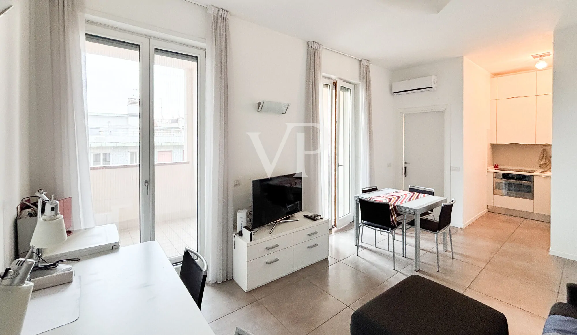 Geräumige Ein-Zimmer-Wohnung im Obergeschoss mit Balkon, Loggia und Garage