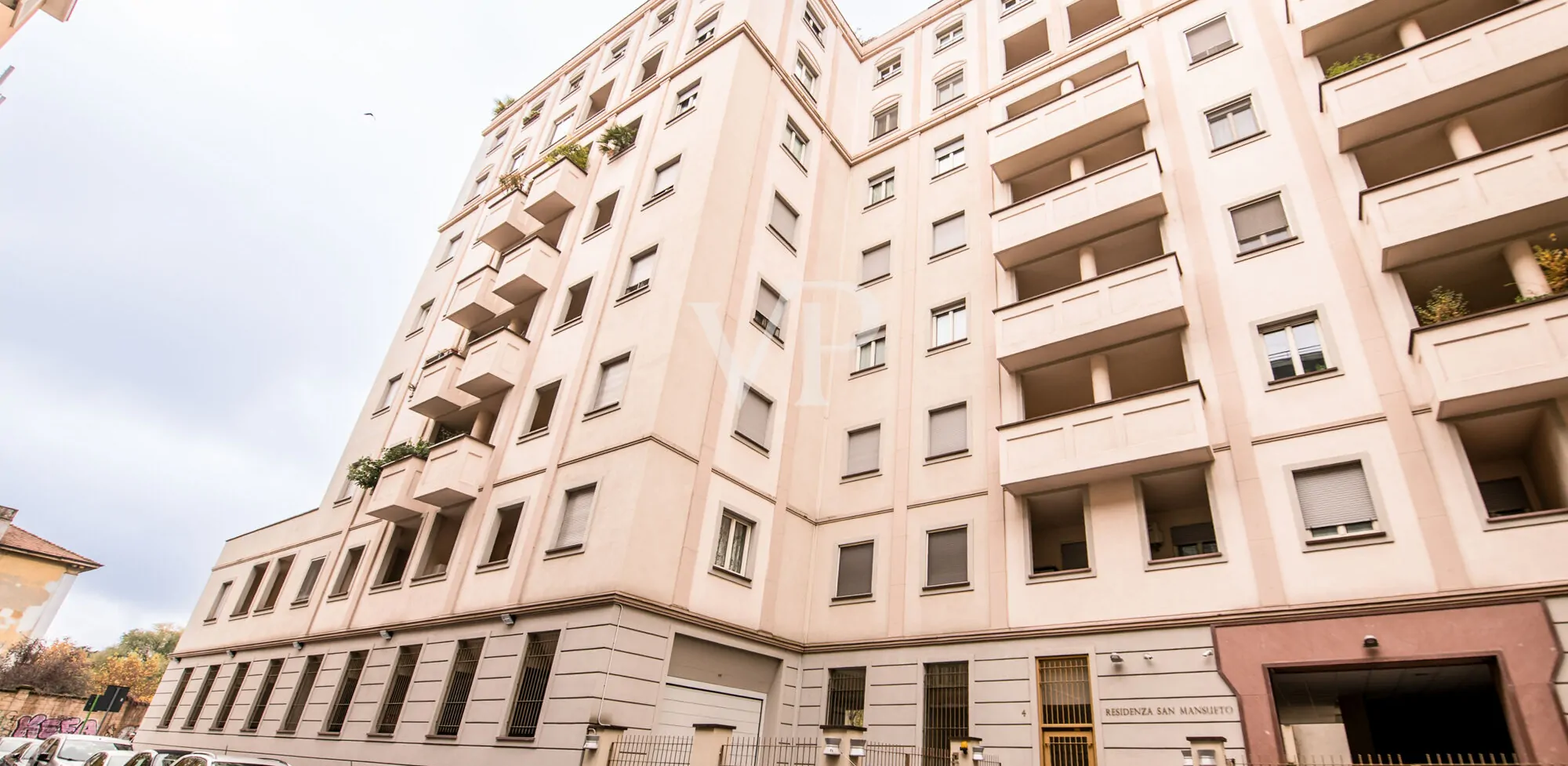 Geräumige Ein-Zimmer-Wohnung im Obergeschoss mit Balkon, Loggia und Garage