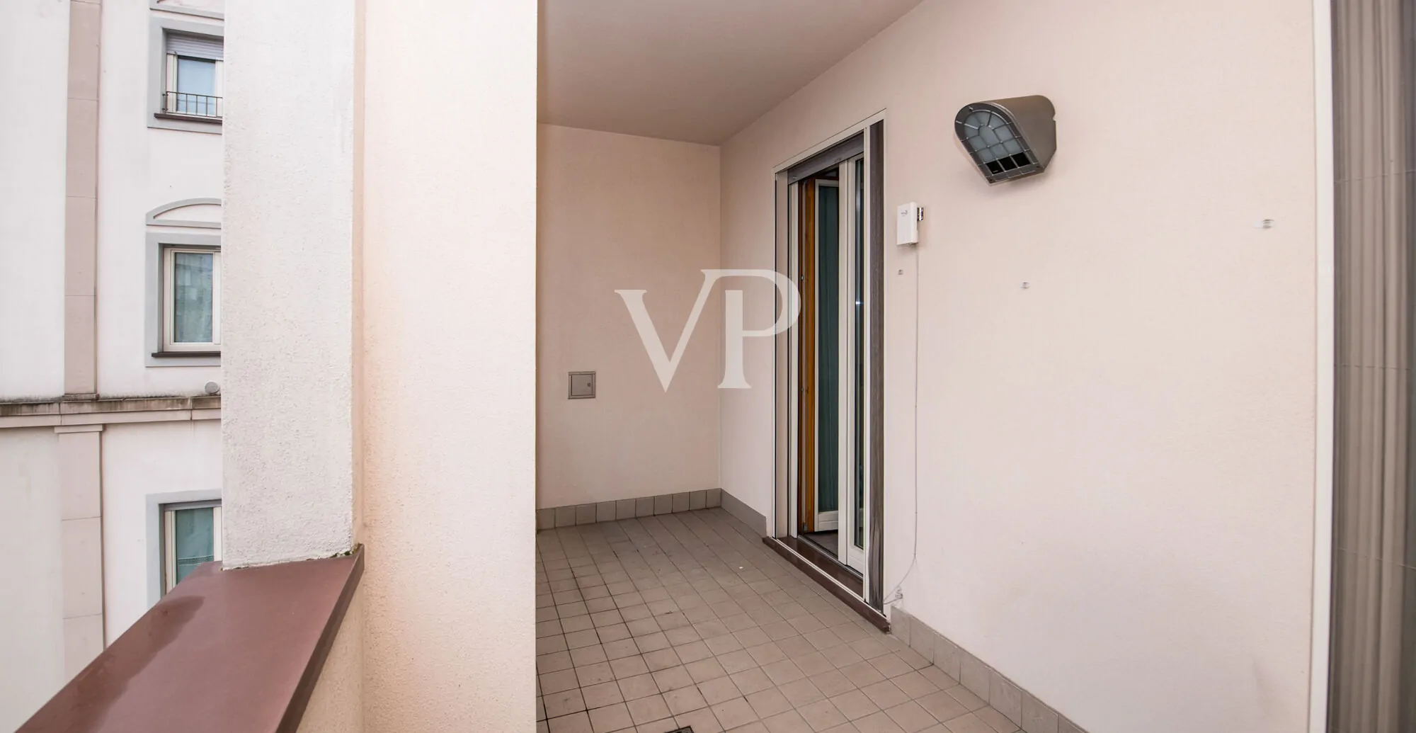 Geräumige Ein-Zimmer-Wohnung im Obergeschoss mit Balkon, Loggia und Garage