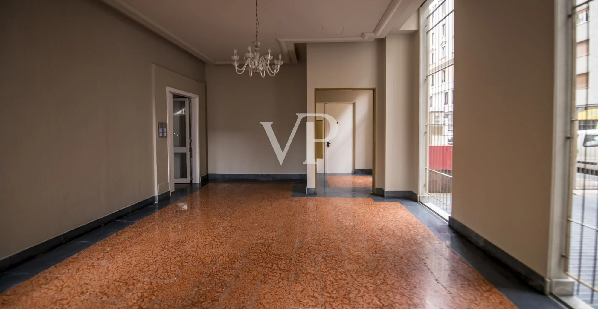 Geräumige Ein-Zimmer-Wohnung im Obergeschoss mit Balkon, Loggia und Garage