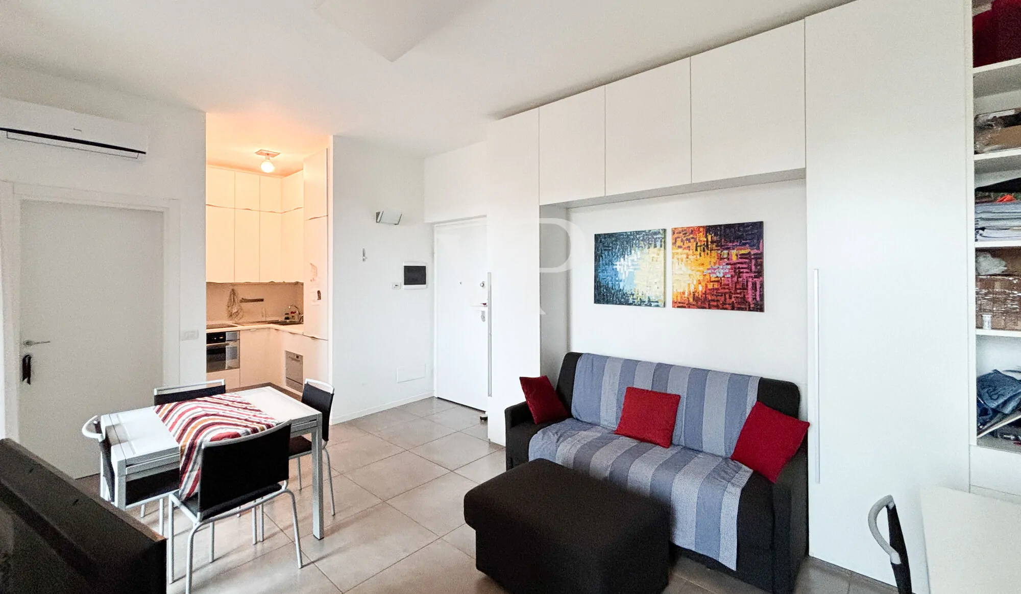 Geräumige Ein-Zimmer-Wohnung im Obergeschoss mit Balkon, Loggia und Garage