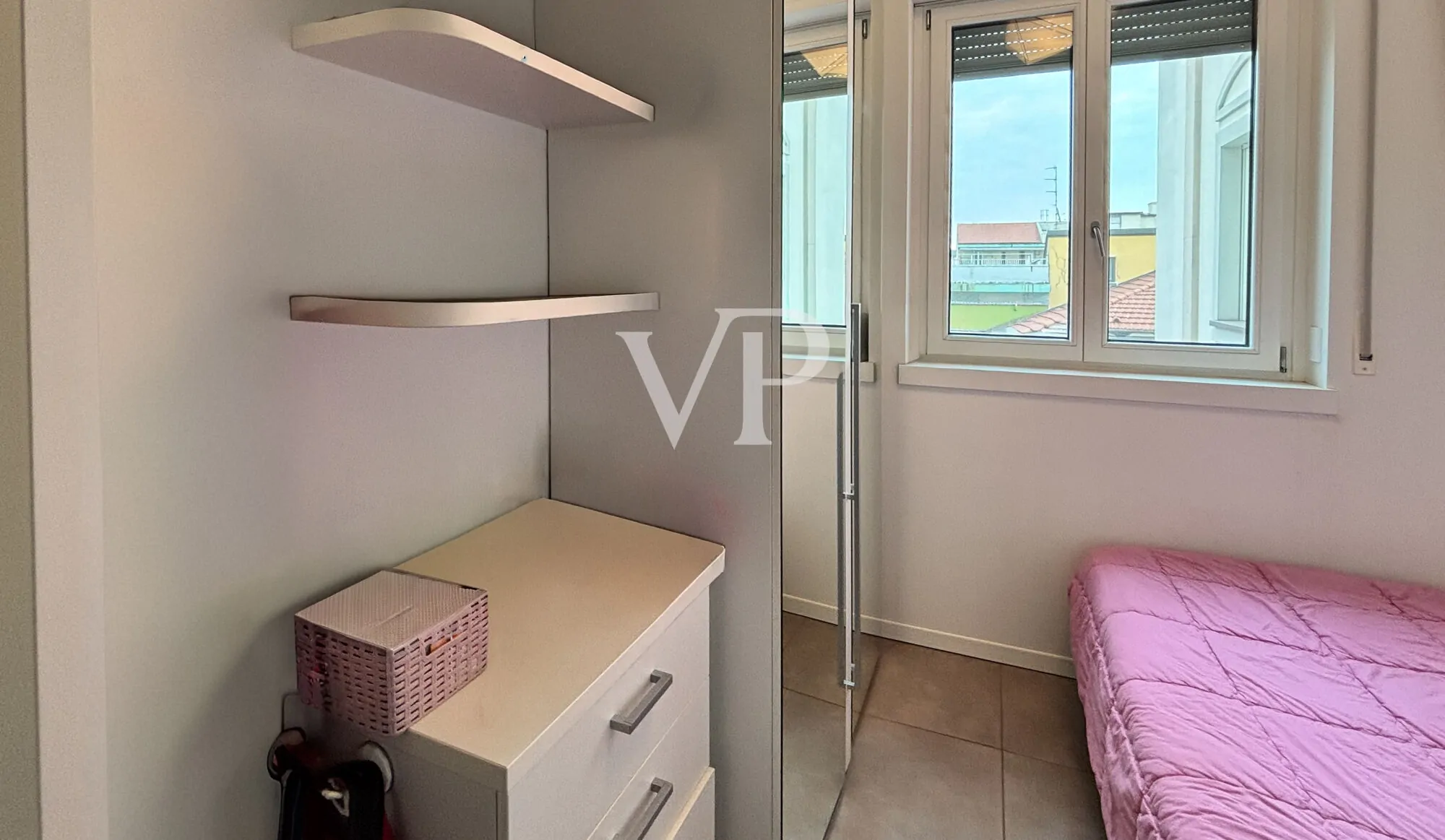 Geräumige Ein-Zimmer-Wohnung im Obergeschoss mit Balkon, Loggia und Garage