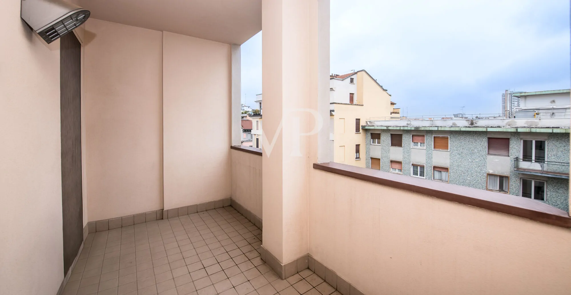 Geräumige Ein-Zimmer-Wohnung im Obergeschoss mit Balkon, Loggia und Garage