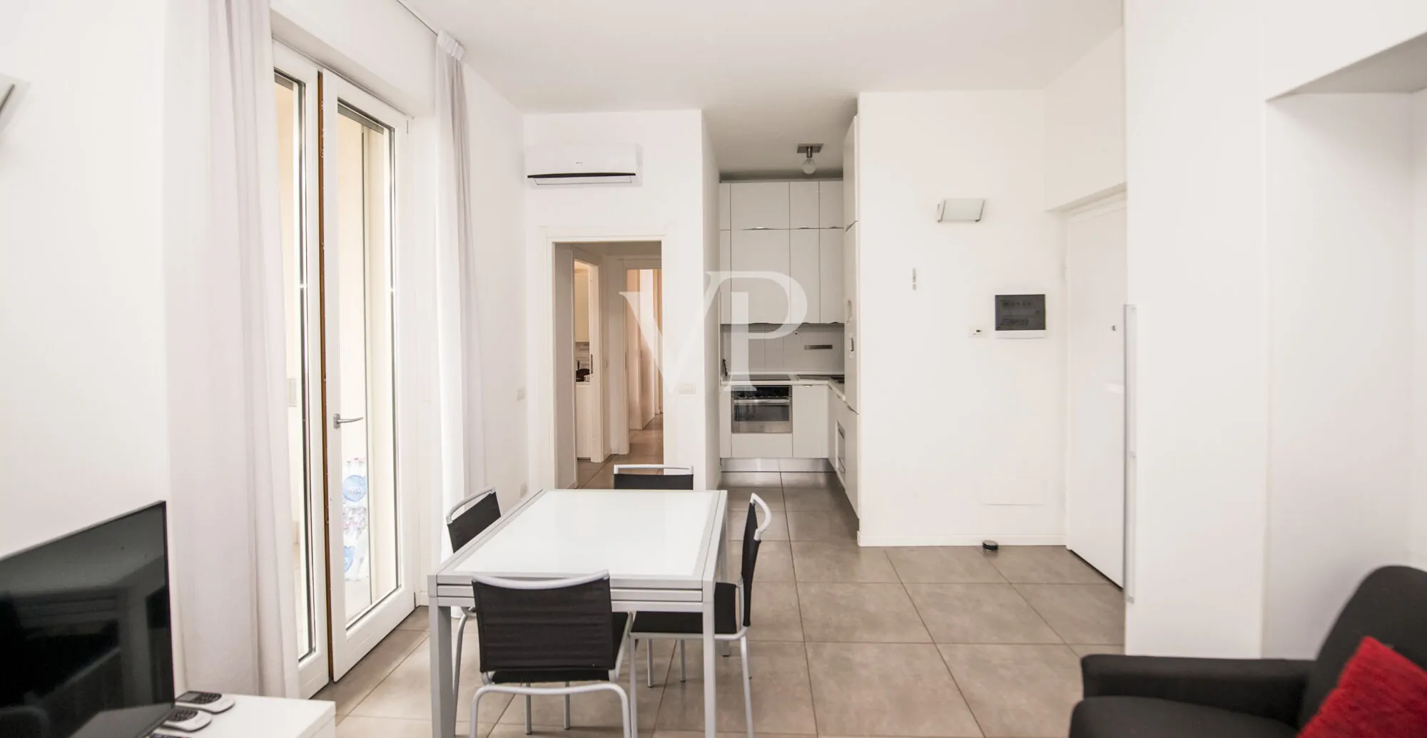 Geräumige Ein-Zimmer-Wohnung im Obergeschoss mit Balkon, Loggia und Garage