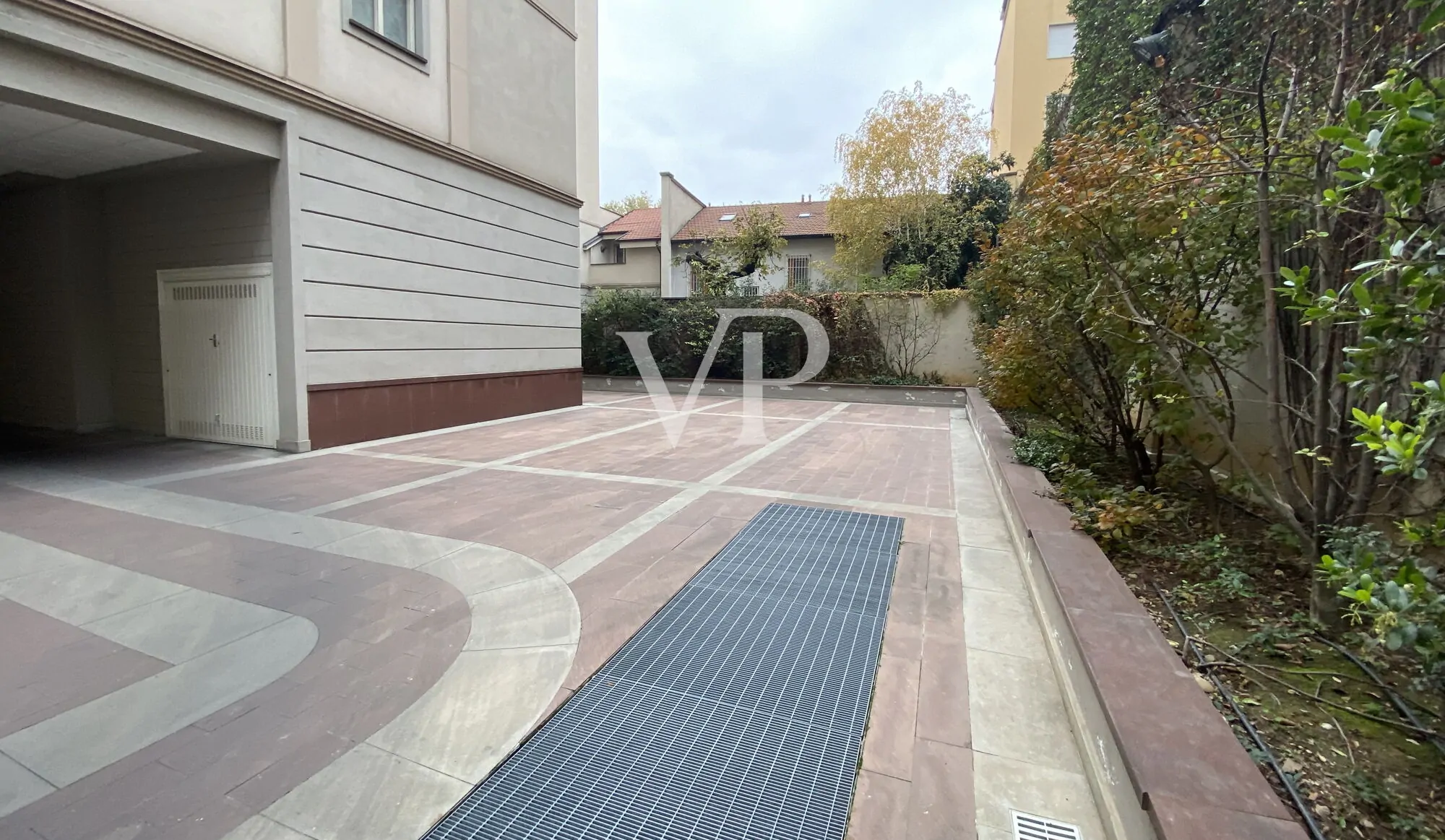 Geräumige Ein-Zimmer-Wohnung im Obergeschoss mit Balkon, Loggia und Garage