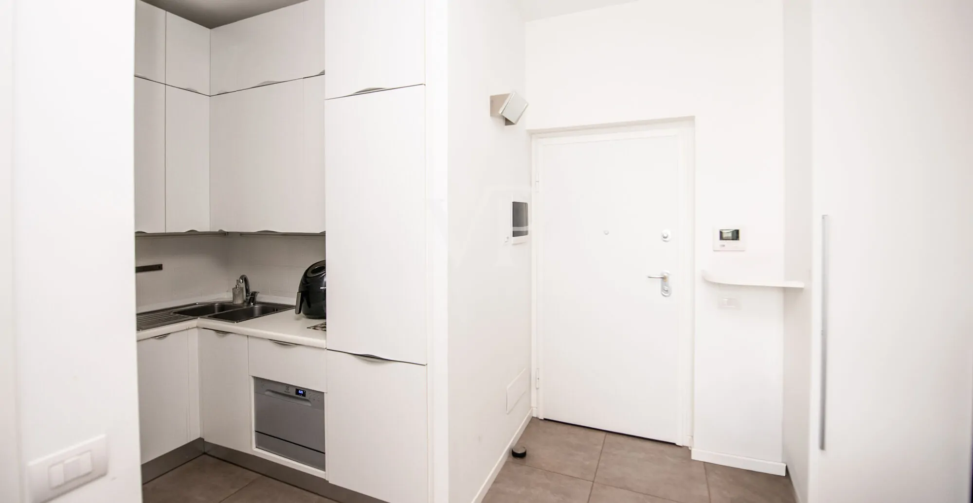 Geräumige Ein-Zimmer-Wohnung im Obergeschoss mit Balkon, Loggia und Garage