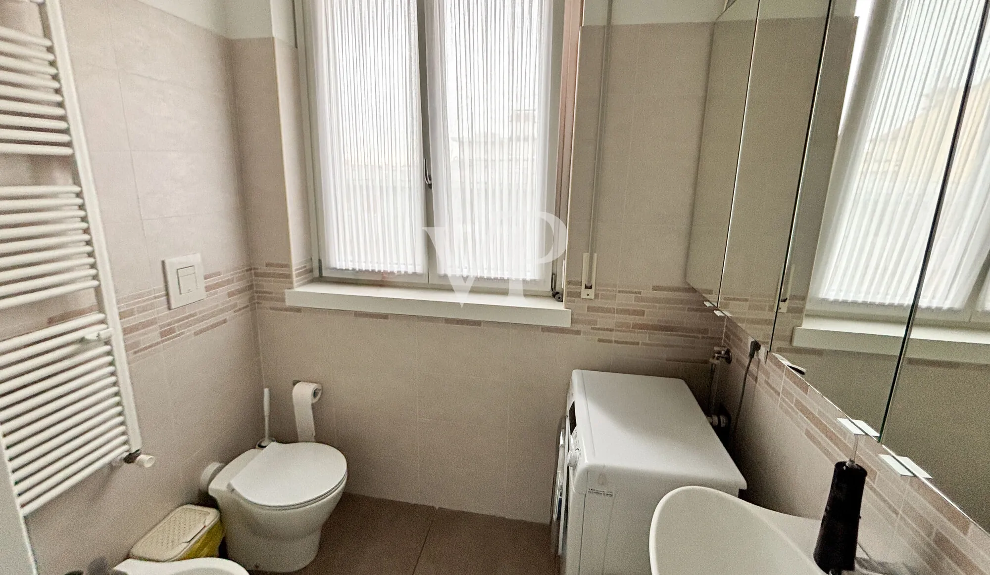 Geräumige Ein-Zimmer-Wohnung im Obergeschoss mit Balkon, Loggia und Garage