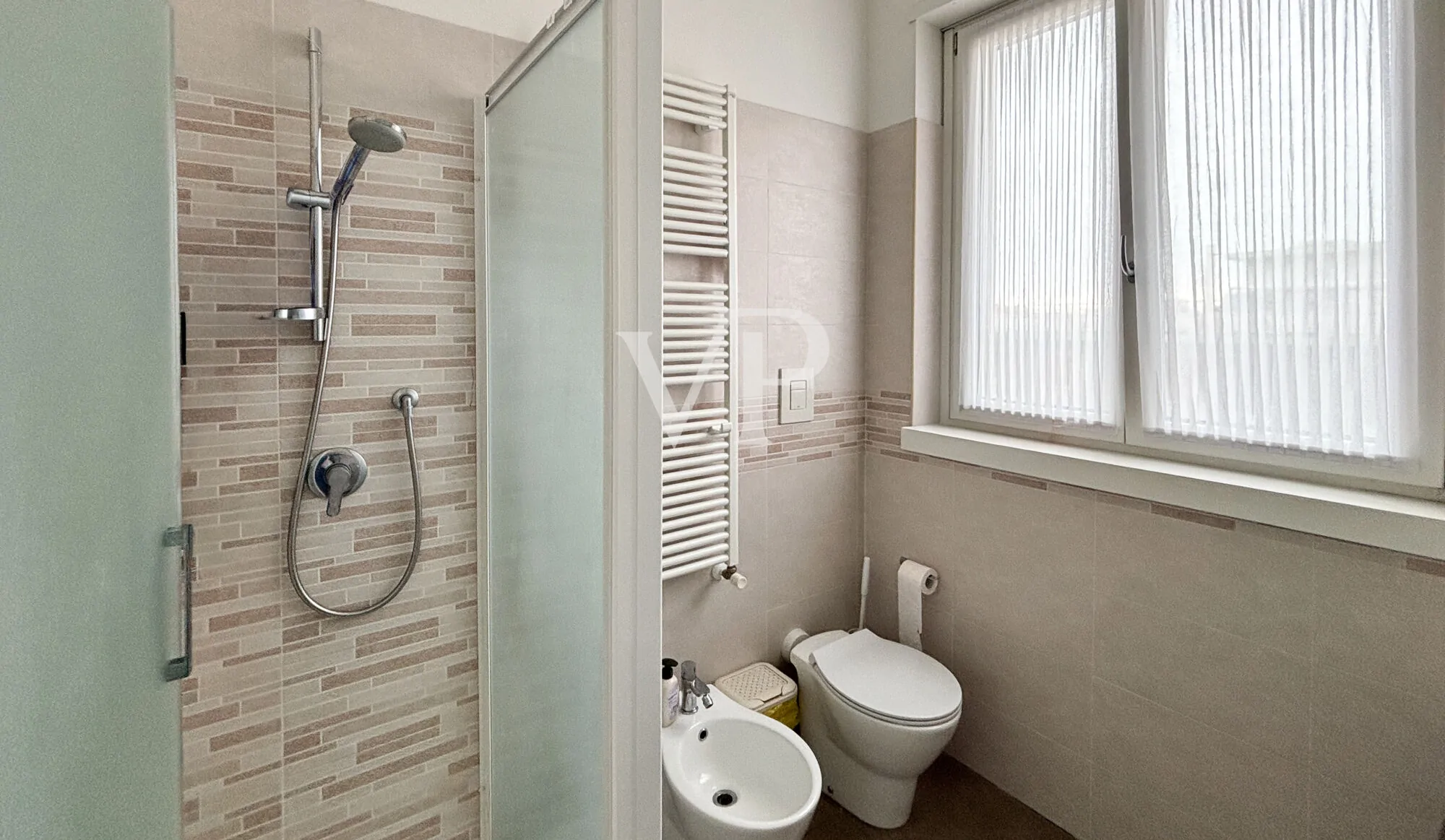 Geräumige Ein-Zimmer-Wohnung im Obergeschoss mit Balkon, Loggia und Garage