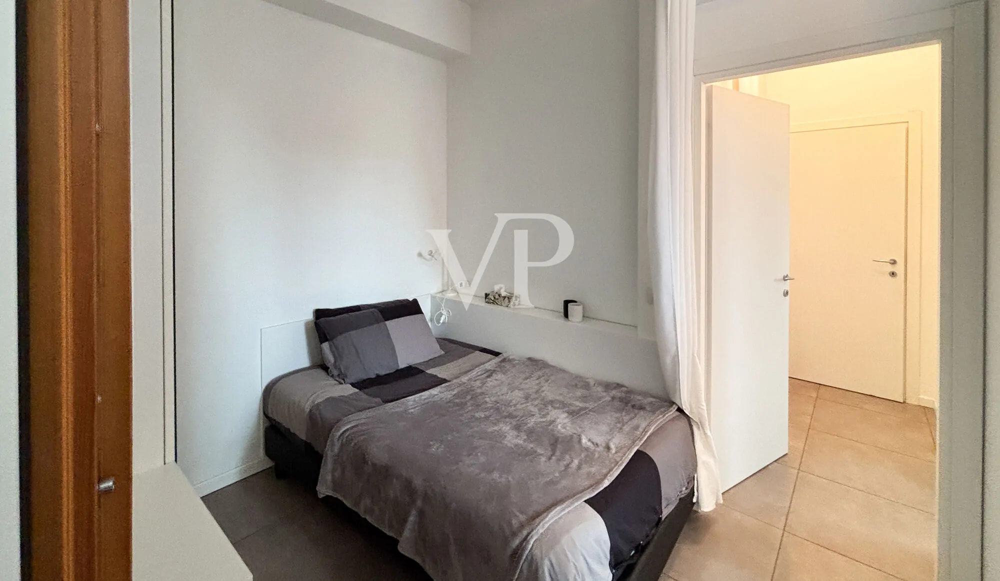 Geräumige Ein-Zimmer-Wohnung im Obergeschoss mit Balkon, Loggia und Garage