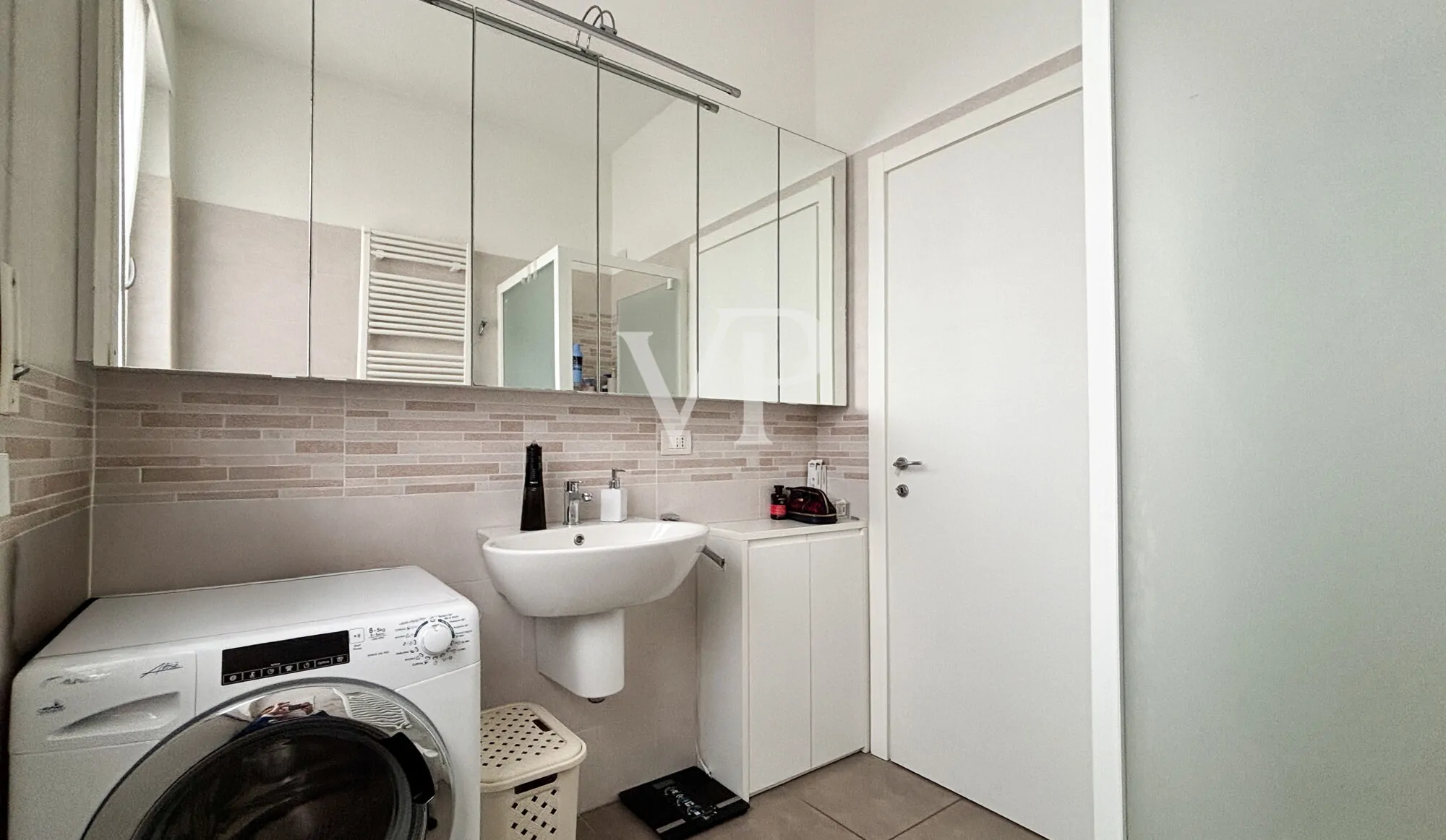 Geräumige Ein-Zimmer-Wohnung im Obergeschoss mit Balkon, Loggia und Garage