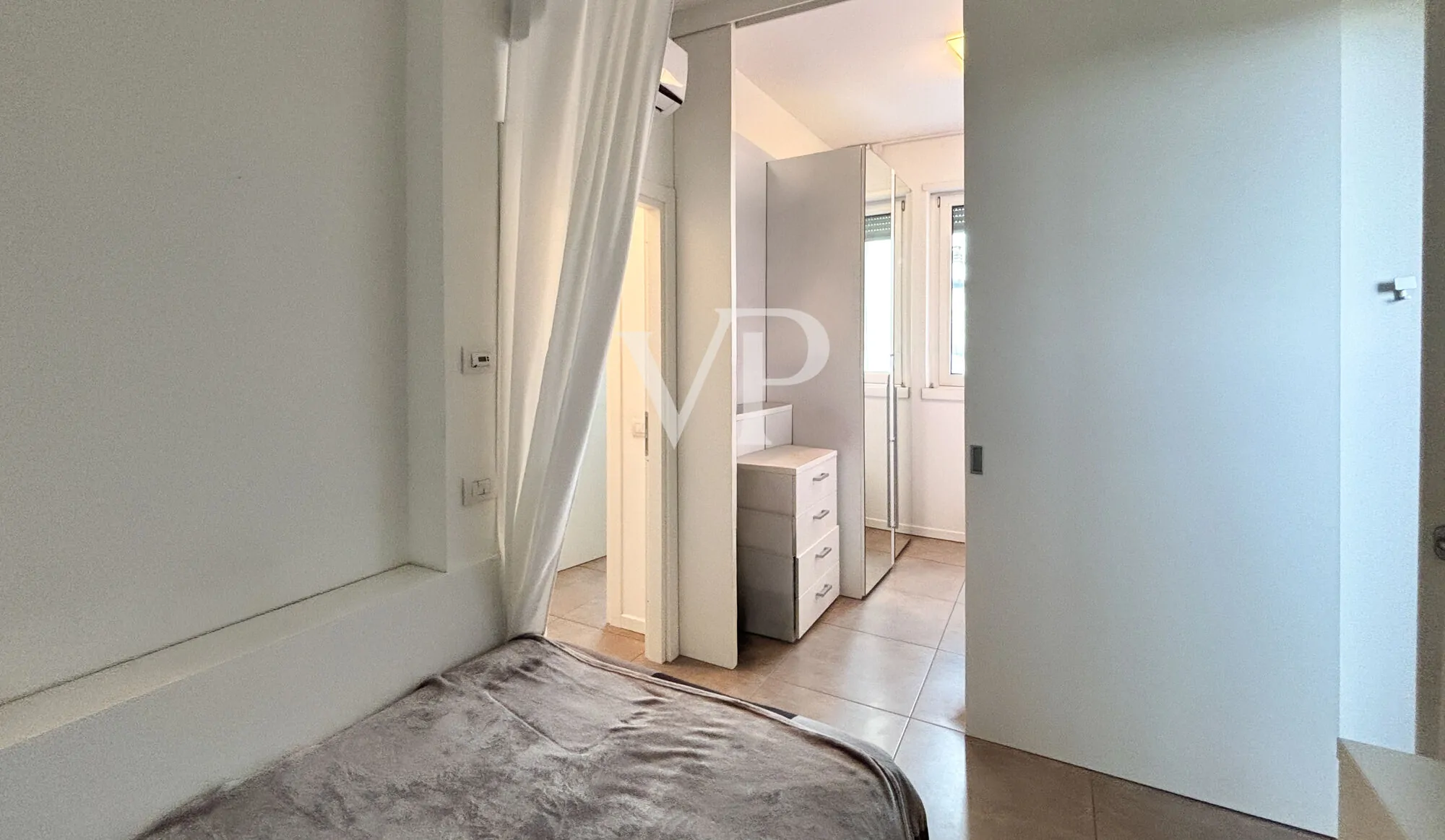 Geräumige Ein-Zimmer-Wohnung im Obergeschoss mit Balkon, Loggia und Garage