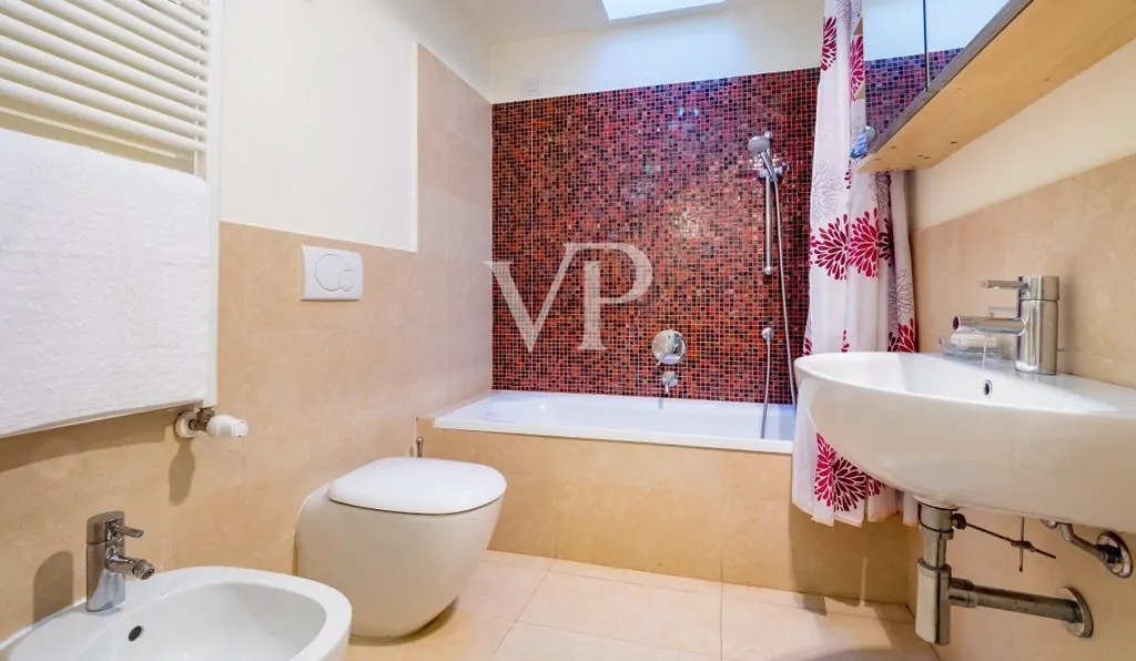 Prestigieux appartement de trois pièces sur deux niveaux avec grande terrasse