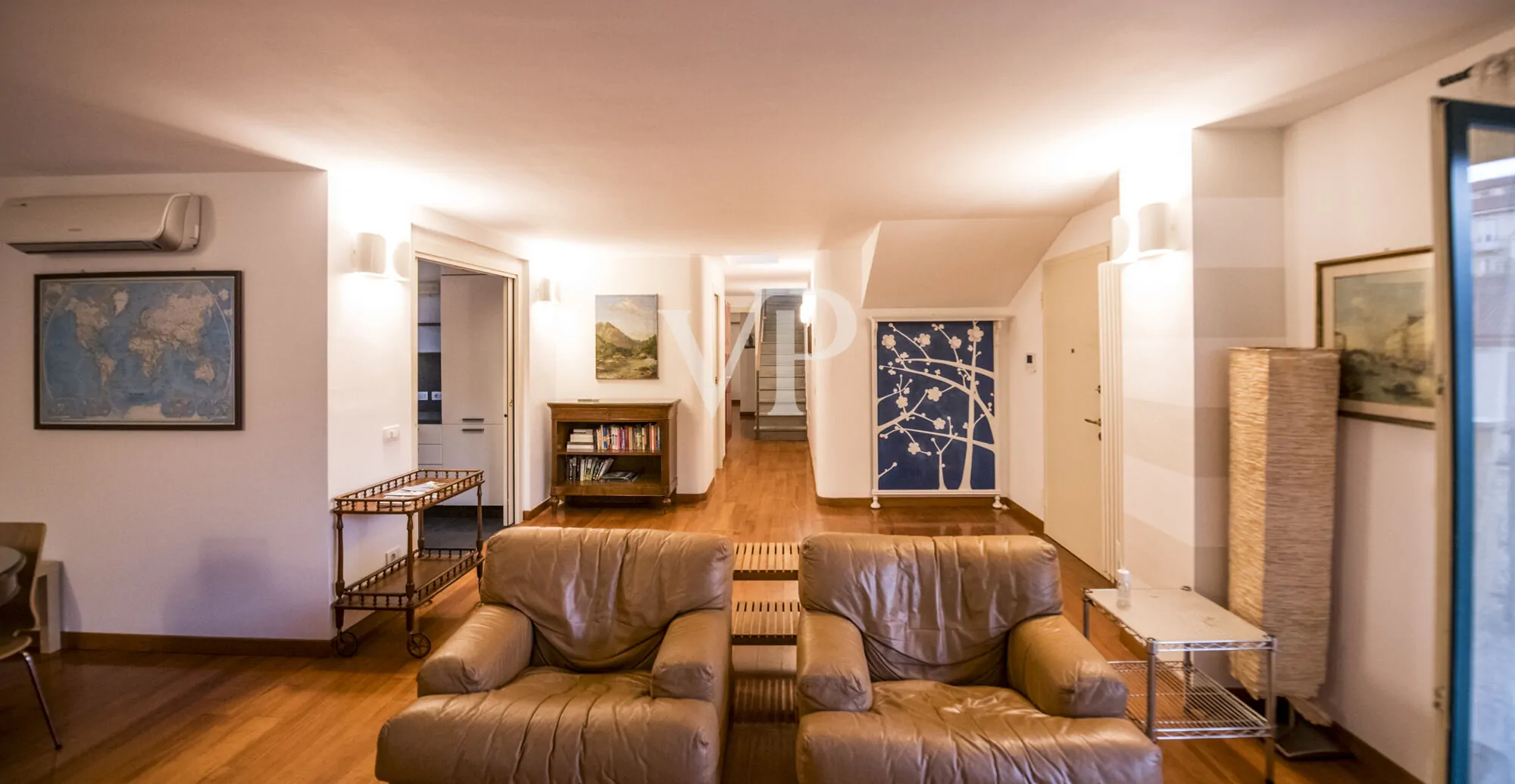 Prestigieux appartement de trois pièces sur deux niveaux avec grande terrasse