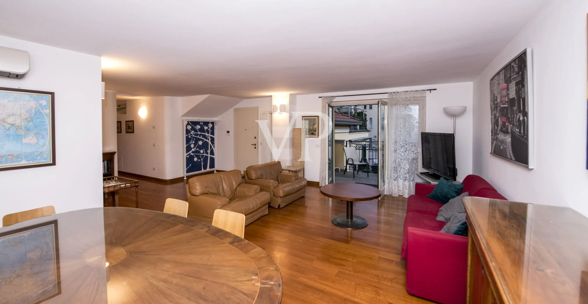 Prestigieux appartement de trois pièces sur deux niveaux avec grande terrasse