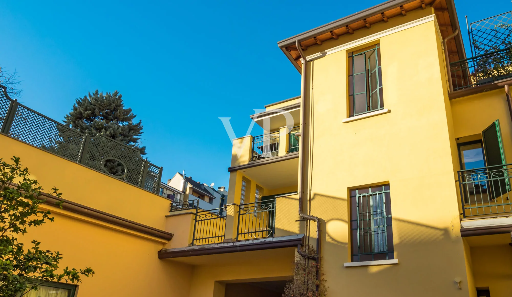 Repräsentative Drei-Zimmer-Wohnung auf zwei Ebenen mit großer Terrasse