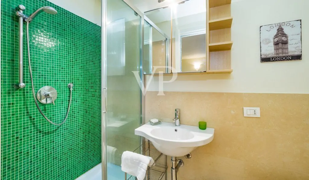 Repräsentative Drei-Zimmer-Wohnung auf zwei Ebenen mit großer Terrasse