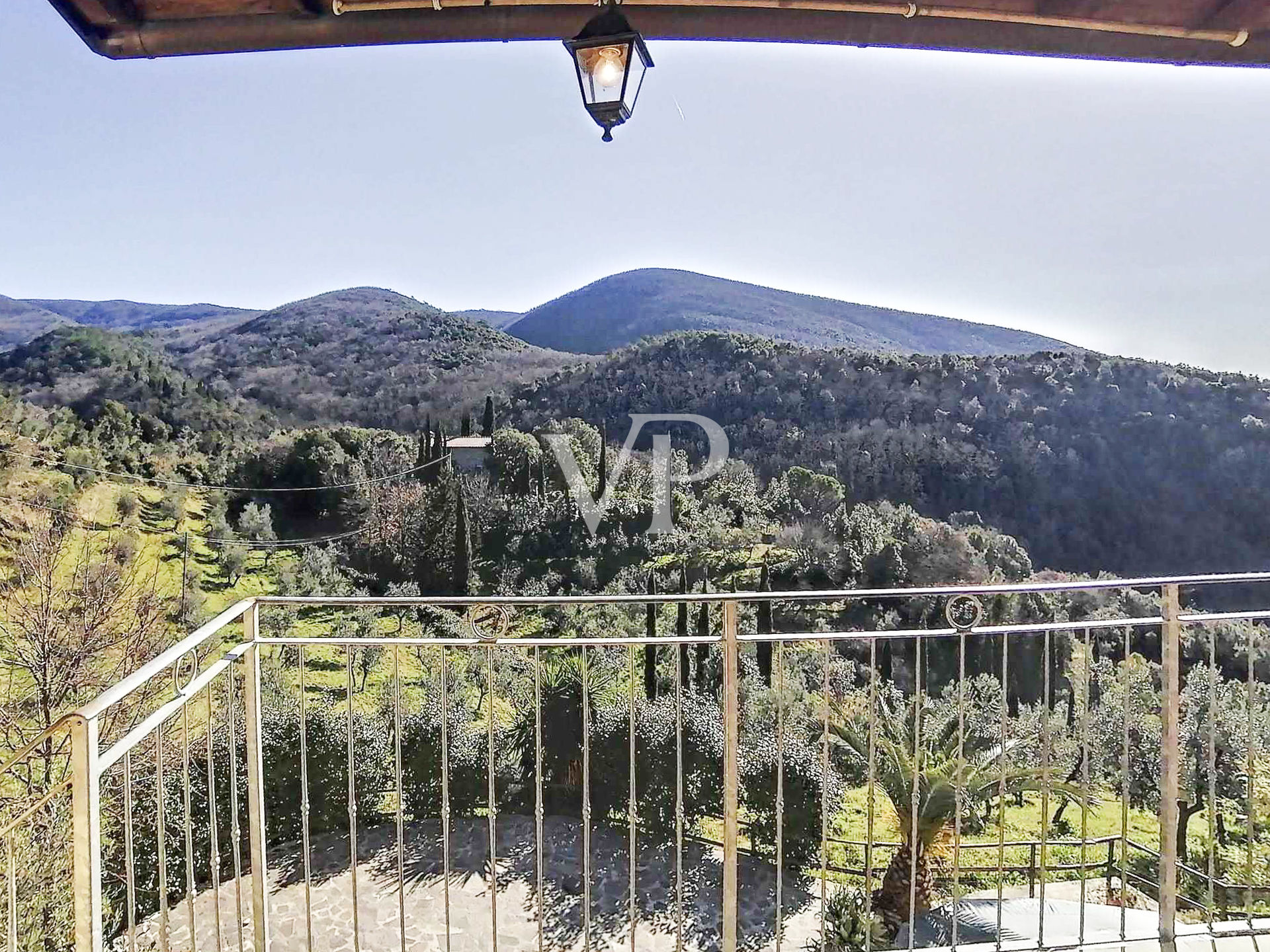 Casale rustico diviso in 4 appartamenti