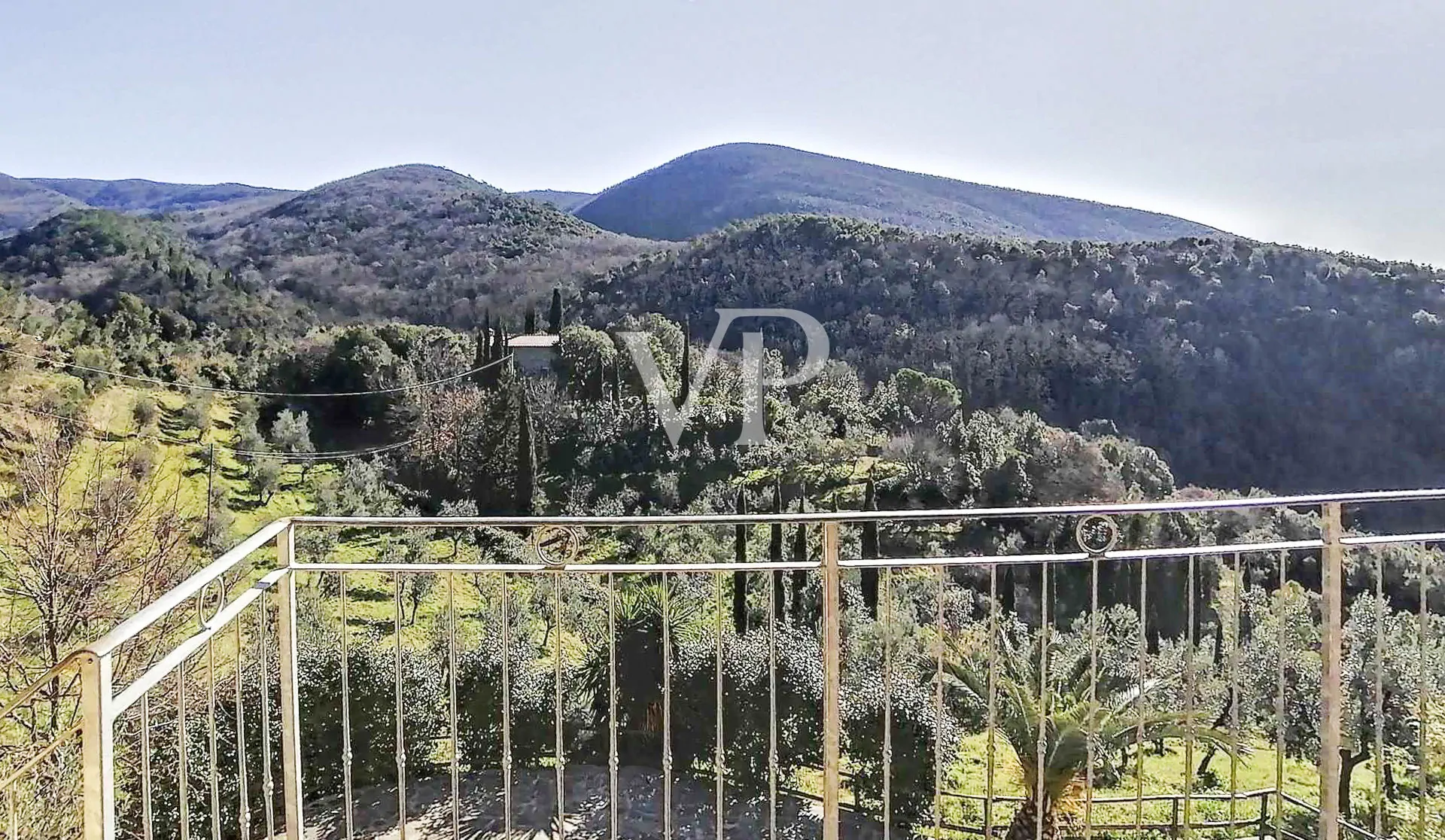 Masía rústica dividida en 4 viviendas