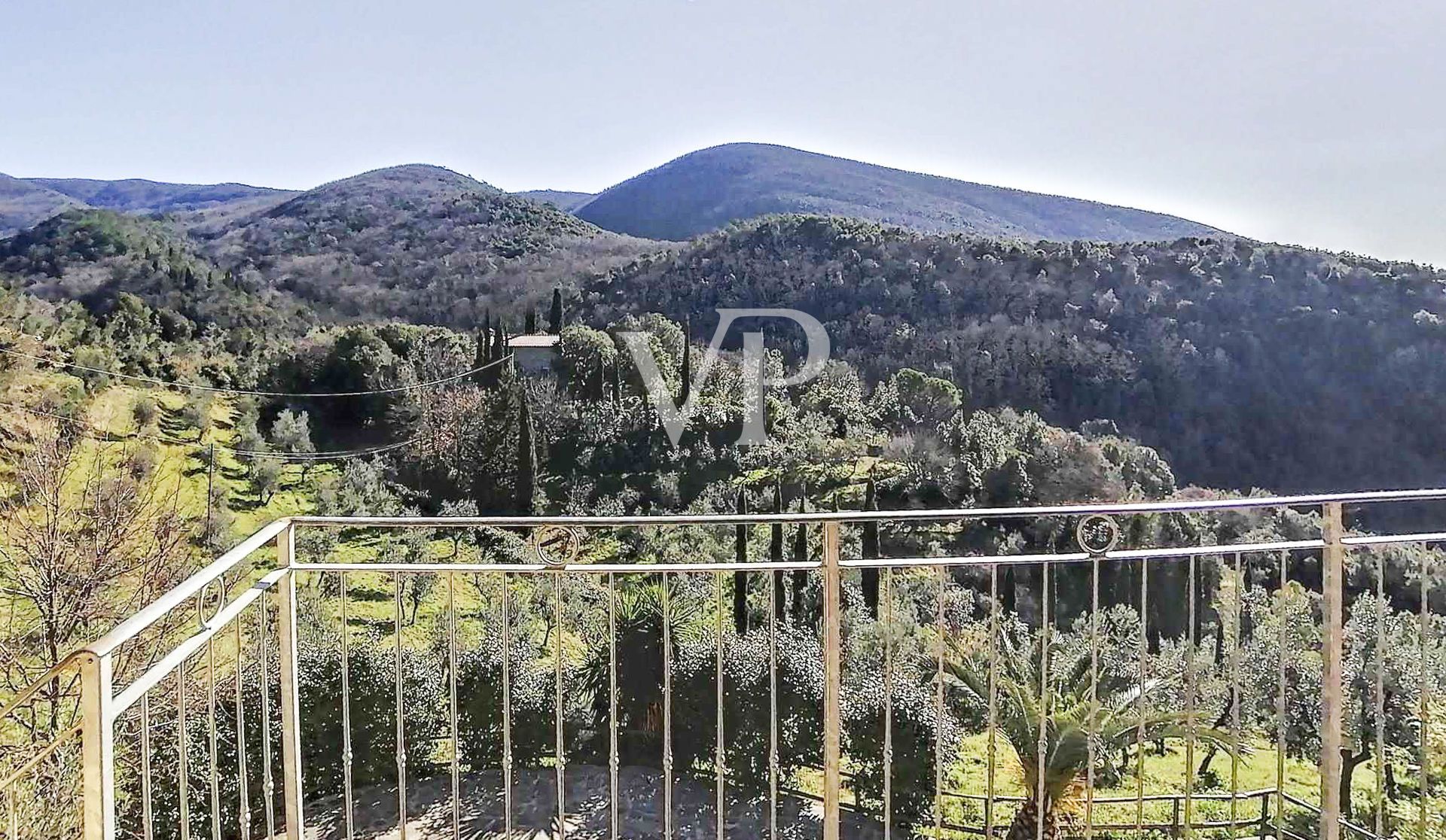 Casale rustico diviso in 4 appartamenti