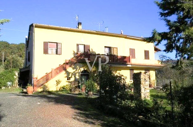 Casale rustico diviso in 4 appartamenti