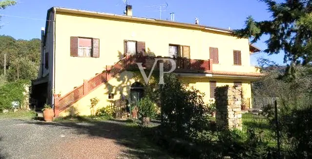 Masía rústica dividida en 4 viviendas