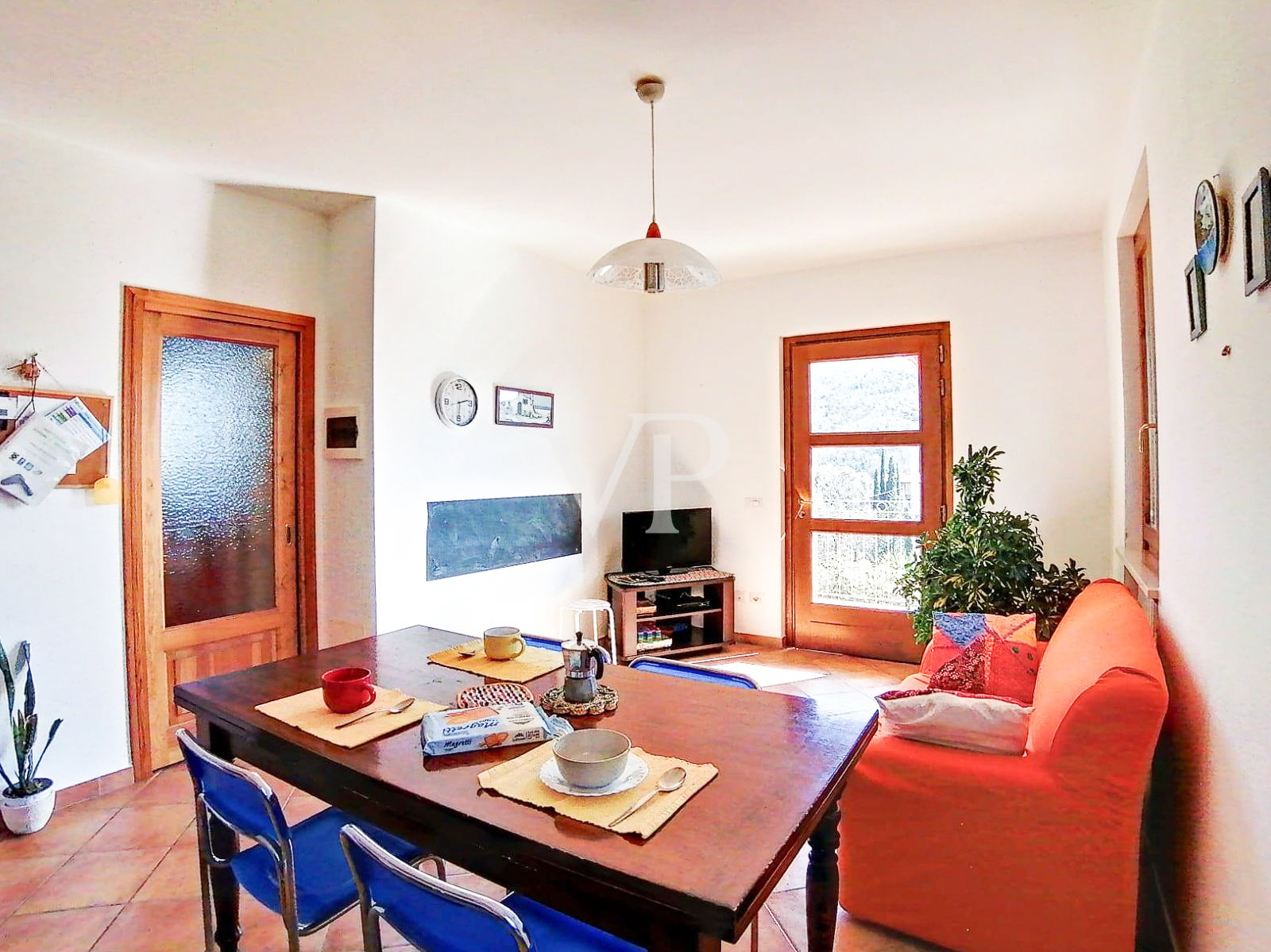 Casale rustico diviso in 4 appartamenti