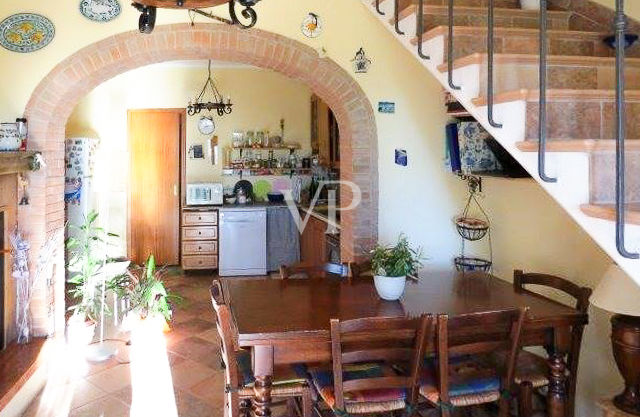 Casale rustico diviso in 4 appartamenti