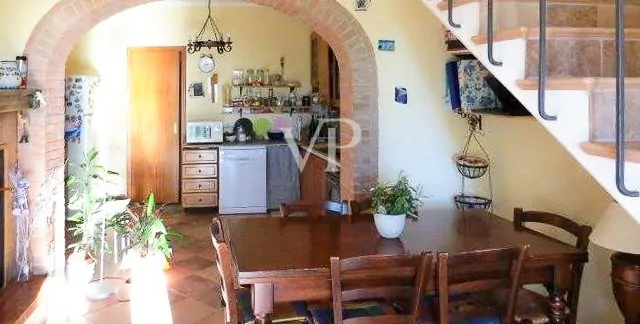 Masía rústica dividida en 4 viviendas